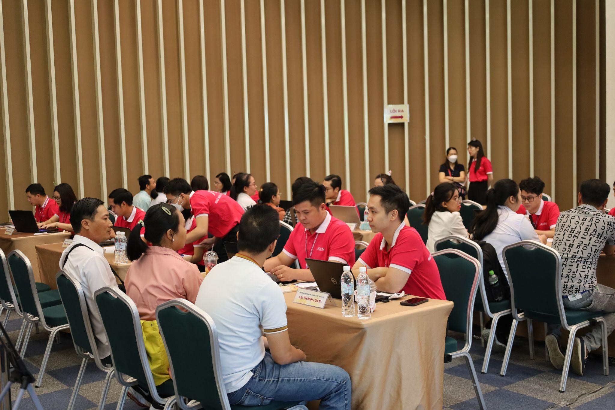 Hàng ngàn ứng viên đến tham gia và ứng tuyển Hàng ngàn ứng viên đến tham gia và ứng tuyển