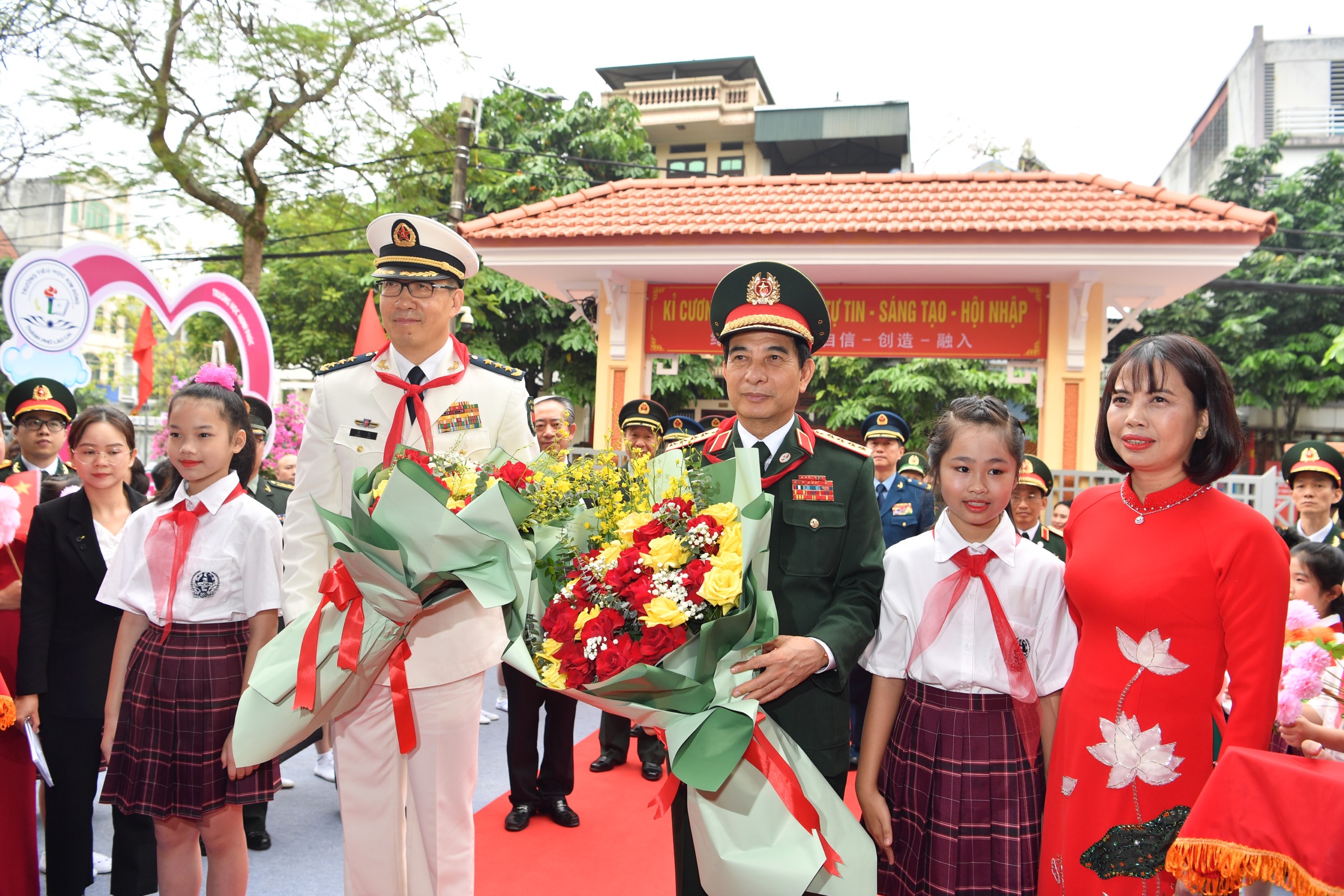 Hai bộ trưởng Bộ Quốc phòng hai nước thăm Trường tiểu học Kim Đồng