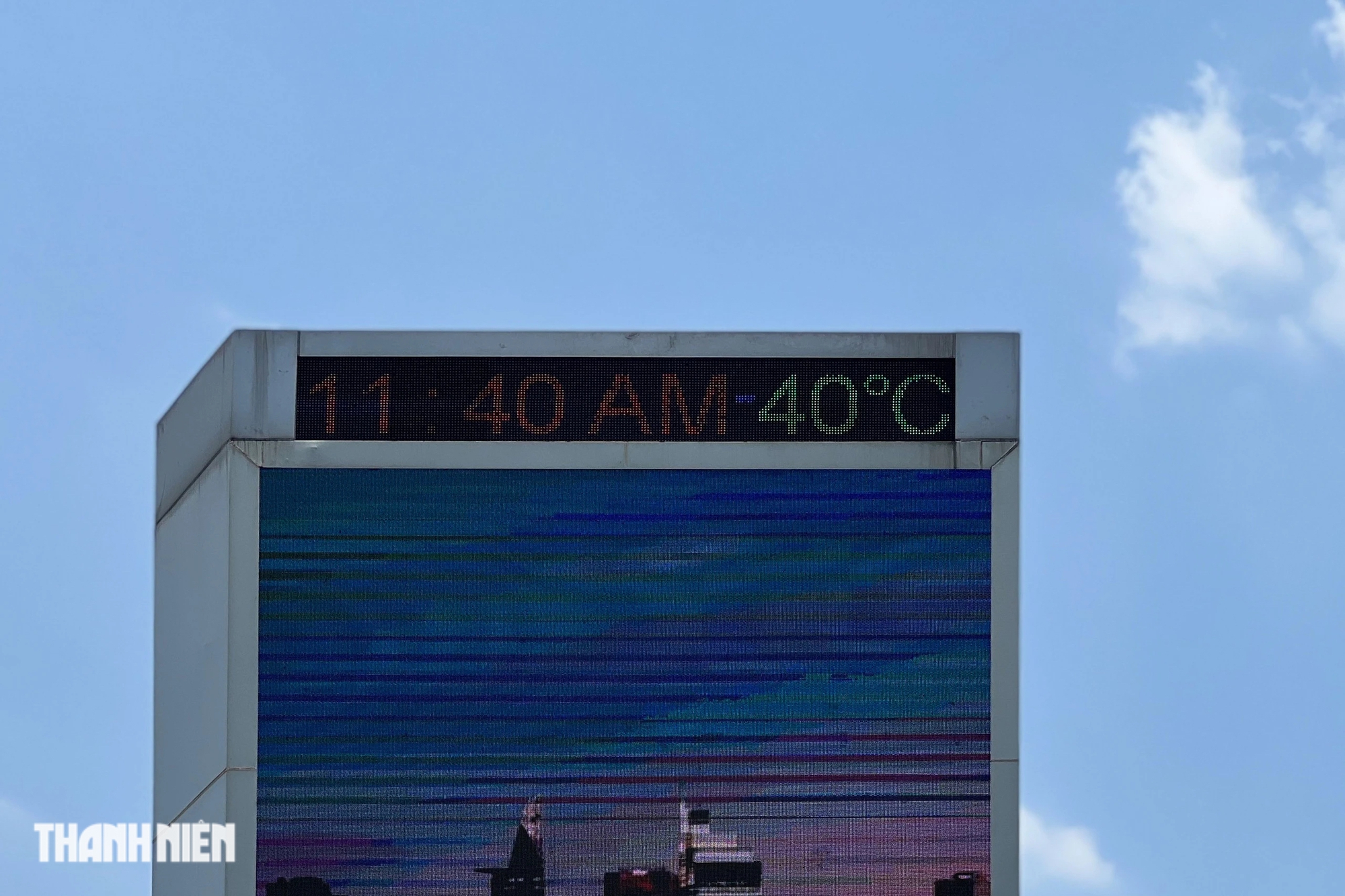 11 giờ 40 phút, ngày 11.4 tại ngã tư Hàng Xanh (Q.Bình Thạnh), bảng đo nhiệt ghi nhận 40 độ C.