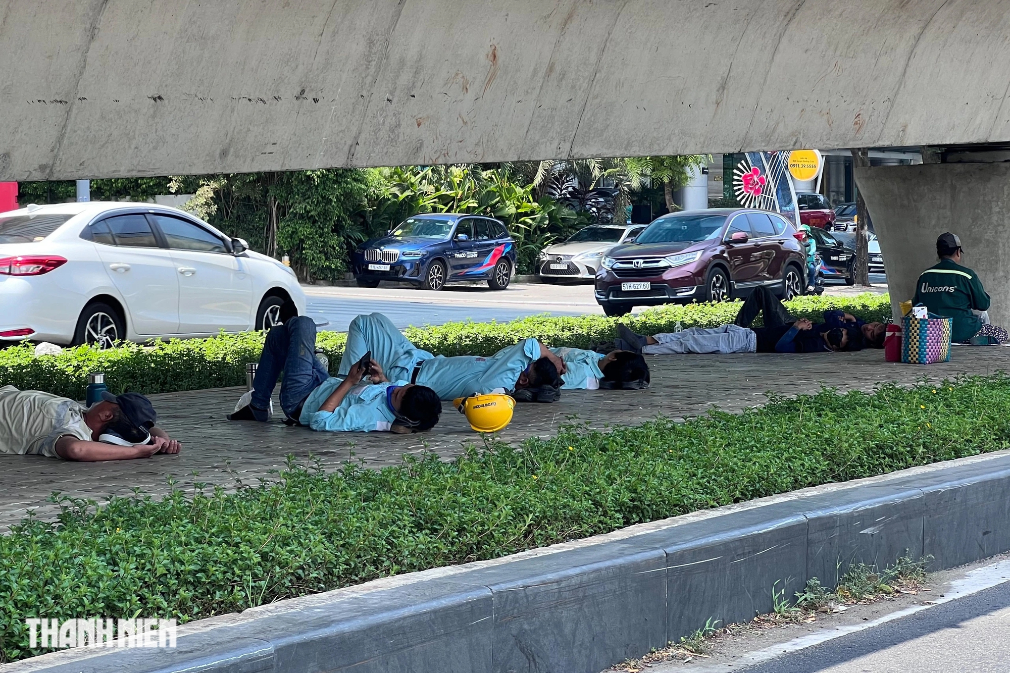 Cách phố đi bộ Nguyễn Huệ vài trăm mét, dưới chân cầu Ba Son, đường Tôn Đức Thắng (Q.1), nhiều công nhân ngủ trưa.