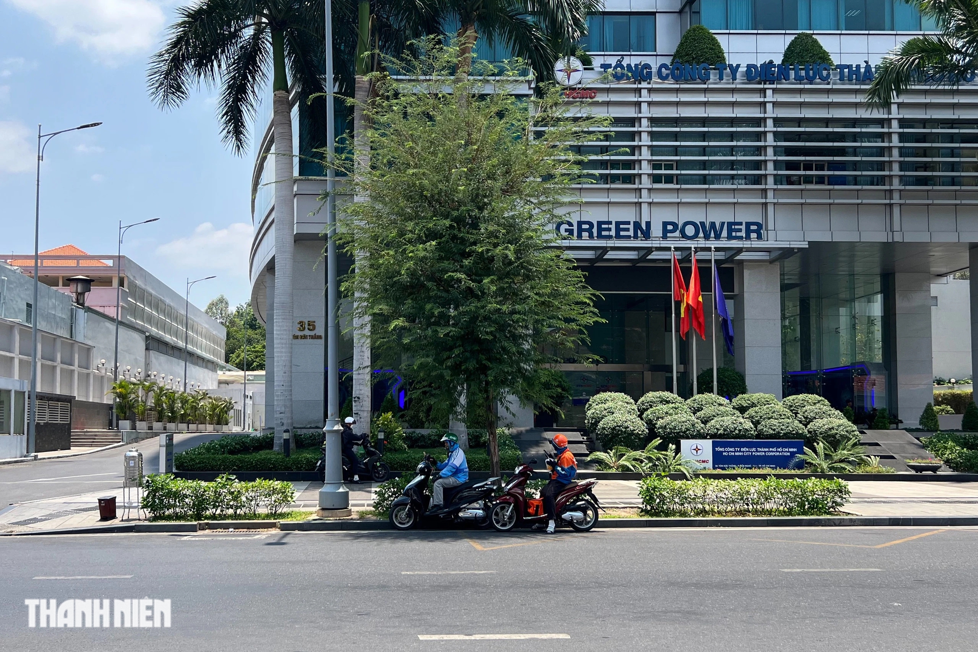 Ngoài gầm cầu, những bóng cây dù nhỏ xíu cũng là nơi trú nắng tạm thời lý tưởng giữa những ngày nắng nóng đỉnh điểm.