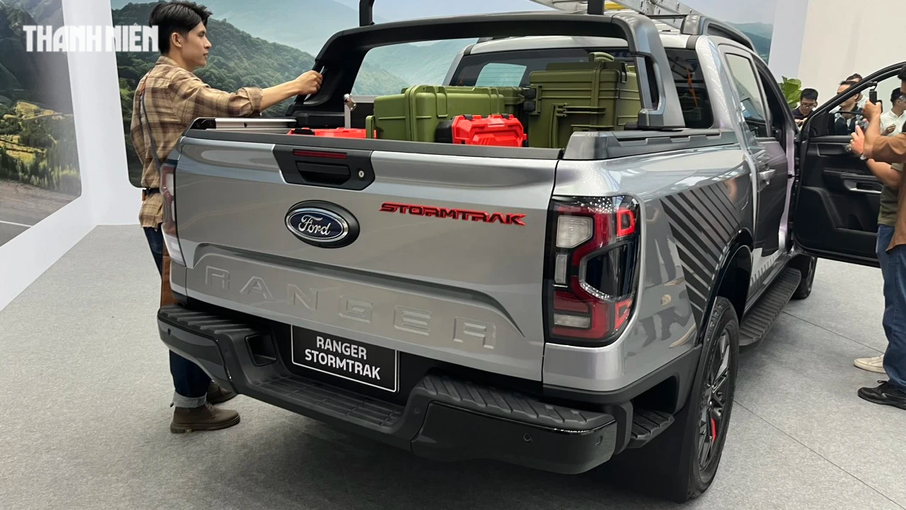 Ford Việt Nam còn cung cấp trang bị dành riêng cho phiên bản Ranger Stormtrak gồm: hệ thống giá đỡ đa năng thông minh, hệ thống giá nóc và thanh thể thao