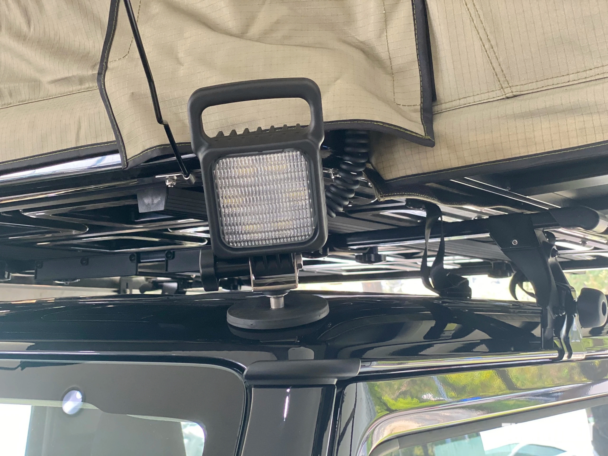 Trên nóc xe có gắn thêm đèn chiếu sáng LED để sử dụng trong những nơi ánh sáng yếu hoặc phục vụ cho mục đích cắm trại ở những nơi không có đèn điện.