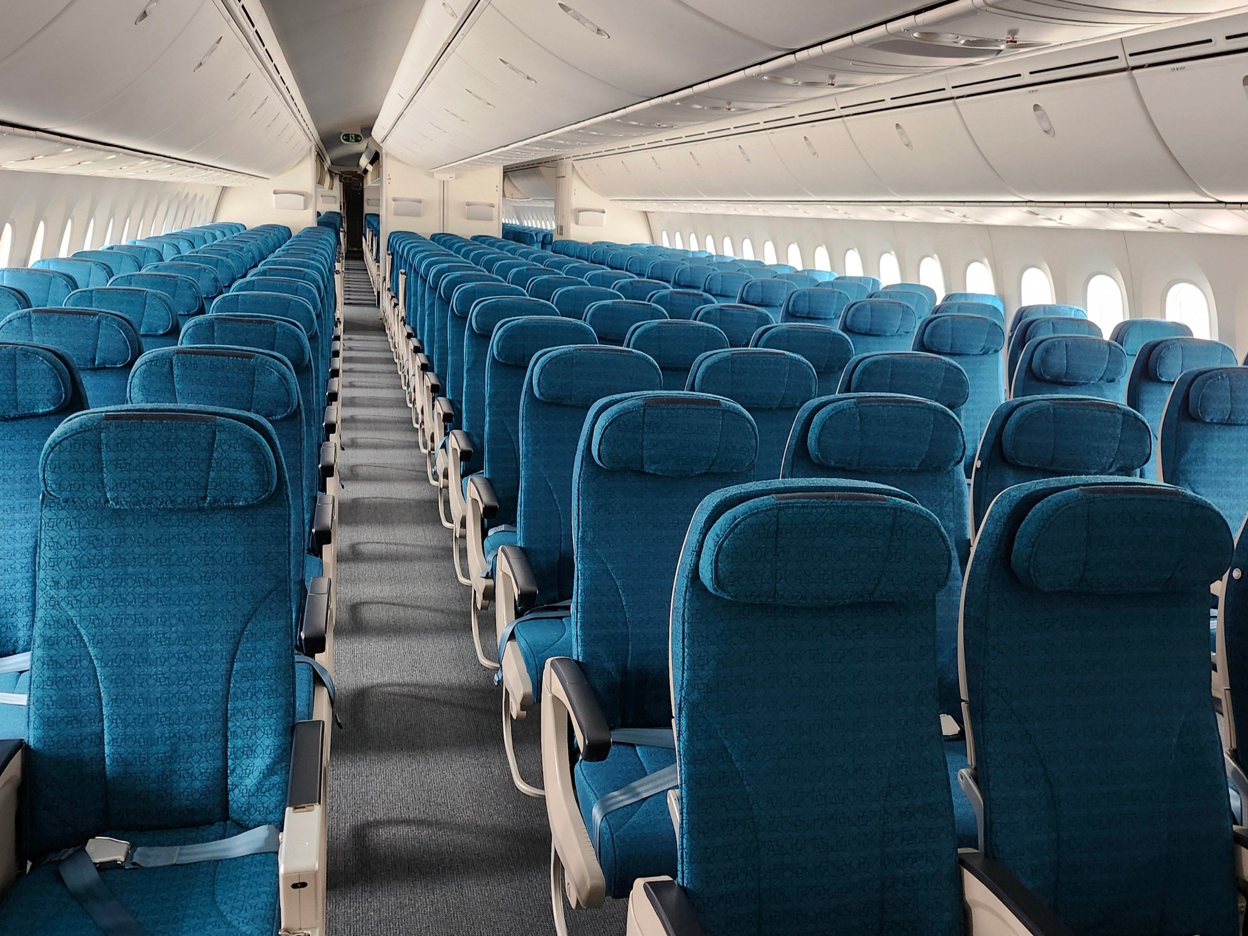 Bên cạnh khả năng chuyên chở lên tới 400 hành khách mỗi chuyến, Boeing 787-10 kế thừa nhiều ưu điểm vượt trội của Boeing 787-9 như không gian rộng rãi, ghế ngồi thoải mái, hệ thống giải trí hiện đại, ánh sáng đèn LED, độ ẩm không khí và áp suất đem lại cảm giác dễ chịu cho hành khách. Cửa sổ được thiết kế rộng hơn và ánh sáng được điều khiển theo 5 chế độ bằng điện thay cho các tấm che cửa sổ truyền thống