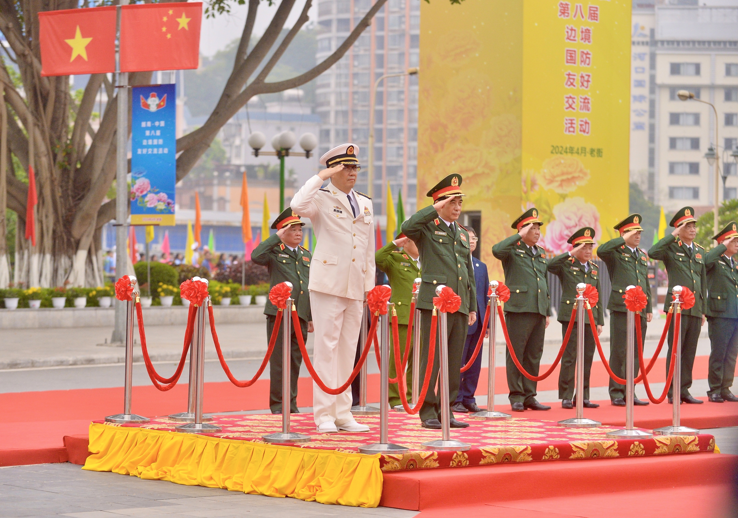 Đại tướng Phan Văn Giang và thượng tướng Đổng Quân thực hiện nghi lễ chào cờ