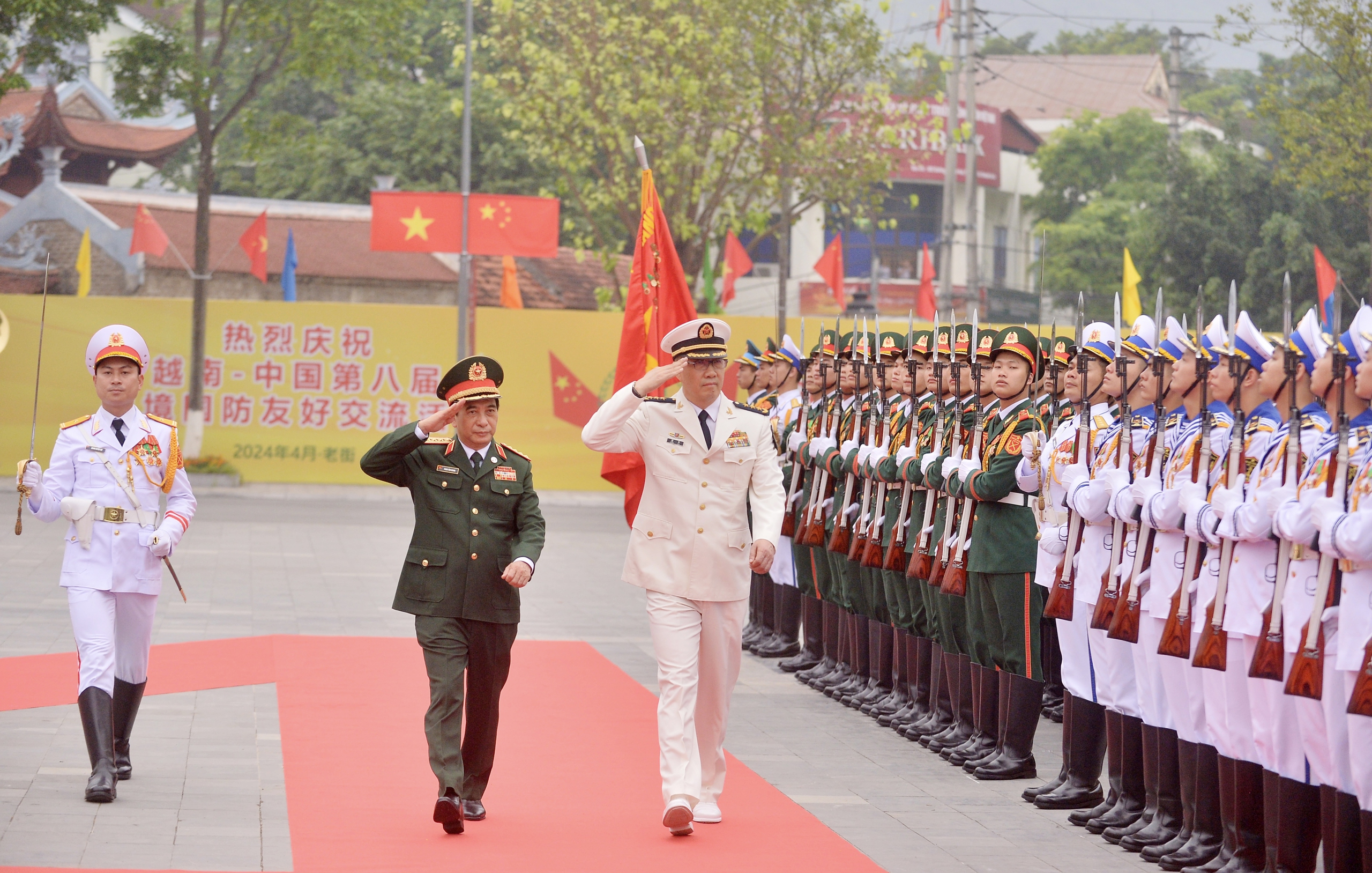 Hai bộ trưởng duyệt đội danh dự quân đội nhân dân Việt Nam