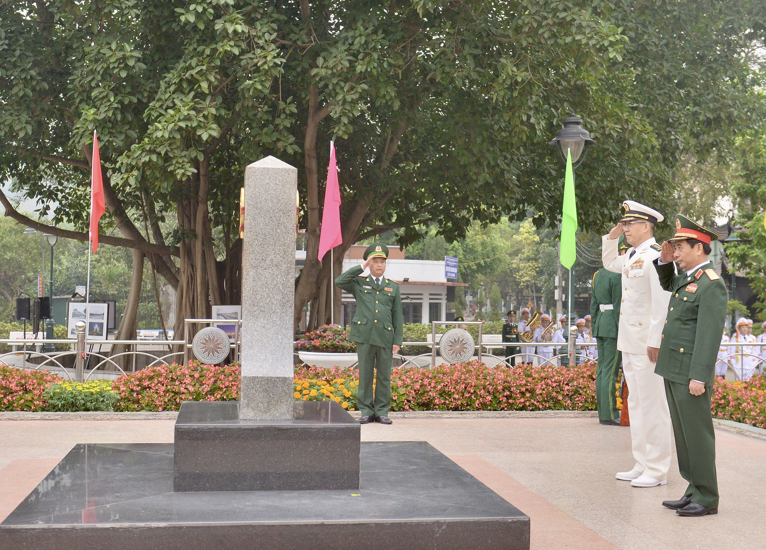 Sau lễ đón, đại tướng Phan Văn Giang và thượng tướng Đổng Quân cùng thực hiện nghi thức chào cột mốc biên giới chủ quyền 102 (2) bên phía Việt Nam