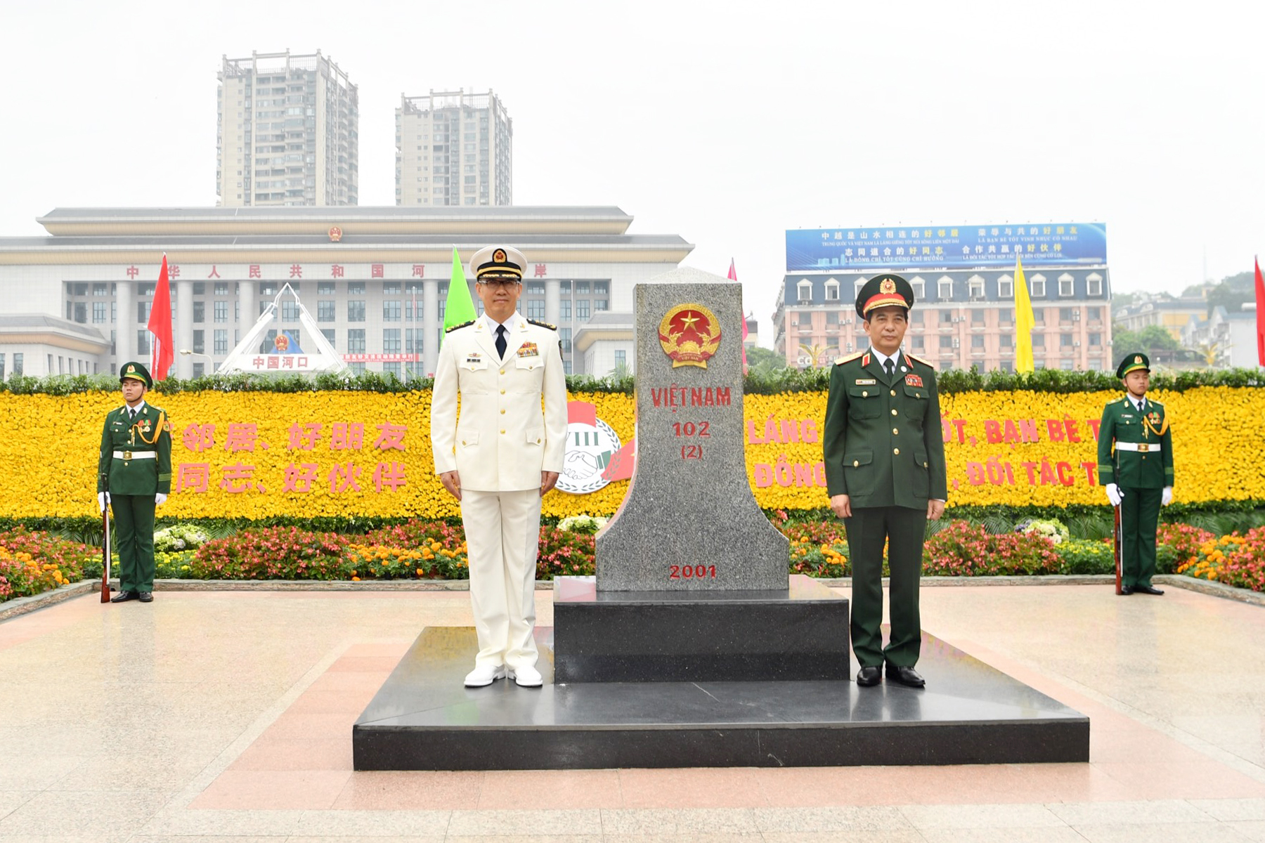 Đại tướng Phan Văn Giang và thượng tướng Đổng Quân chụp ảnh tại cột mốc biên giới chủ quyền 102 (2)