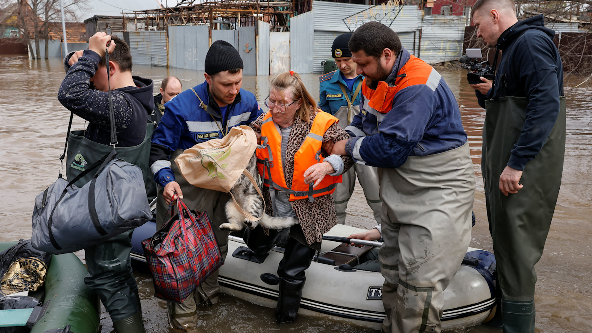 Người dân địa phương được sơ tán giữa lũ lụt ở Orenburg (Nga), ngày 10.4.2024