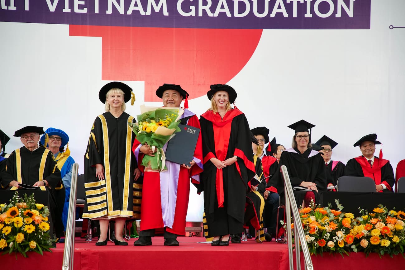 Nhà sáng lập doanh nghiệp xã hội đầu tiên tại Việt Nam – KOTO (Biết một, dạy một), ông Jimmy Phạm đã được trao bằng Tiến sĩ Danh dự ngành Kinh doanh của Đại học RMIT