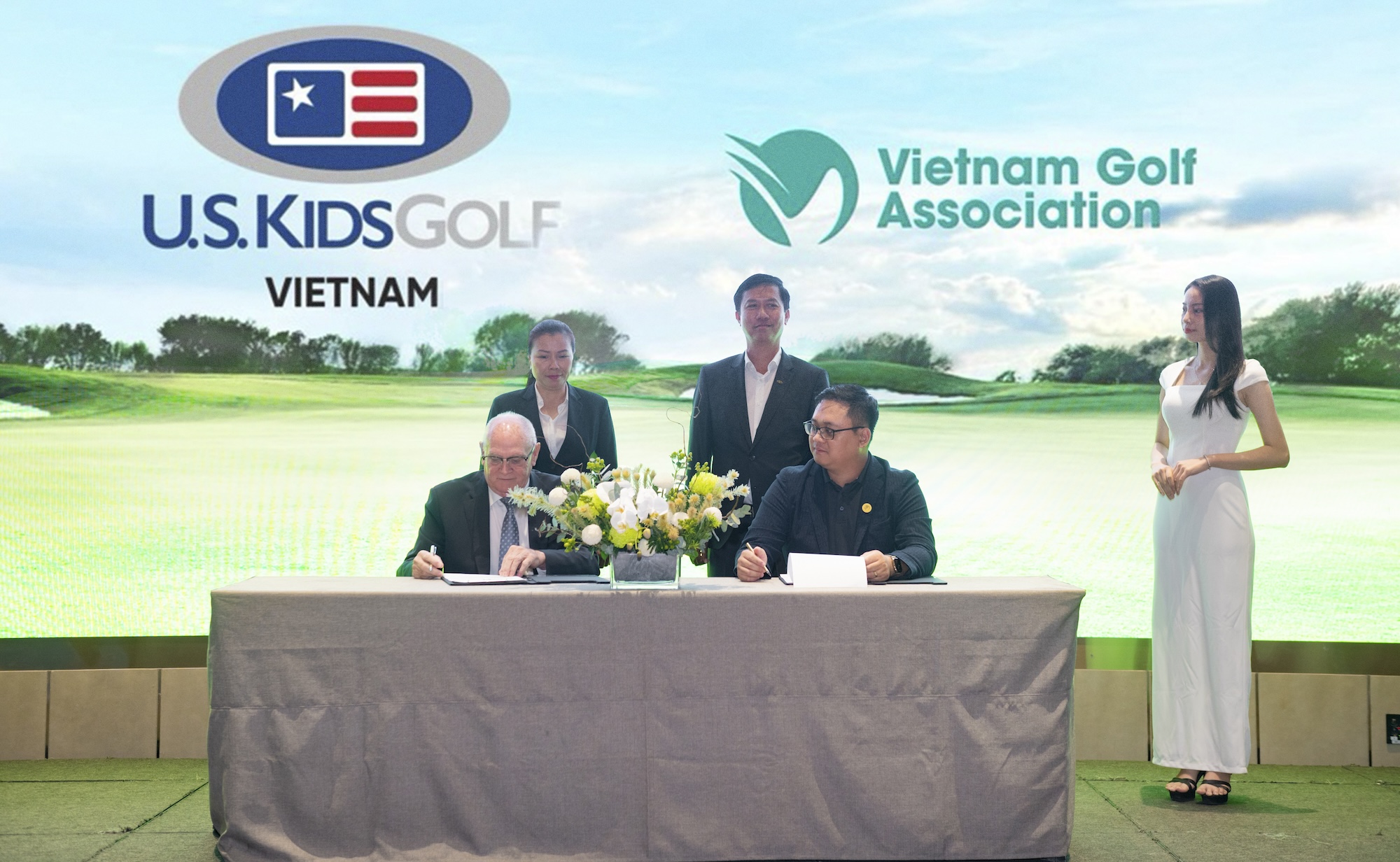 Ông Vũ Nguyên - Phó chủ tịch kiêm Tổng thư ký VGA ký kết hợp tác cùng ông Harry Smith - đại diện U.S. Kids Golf Việt Nam