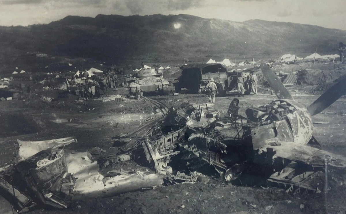 Các xee vận tải và máy bay Pháp bị phá hủy năm 1954