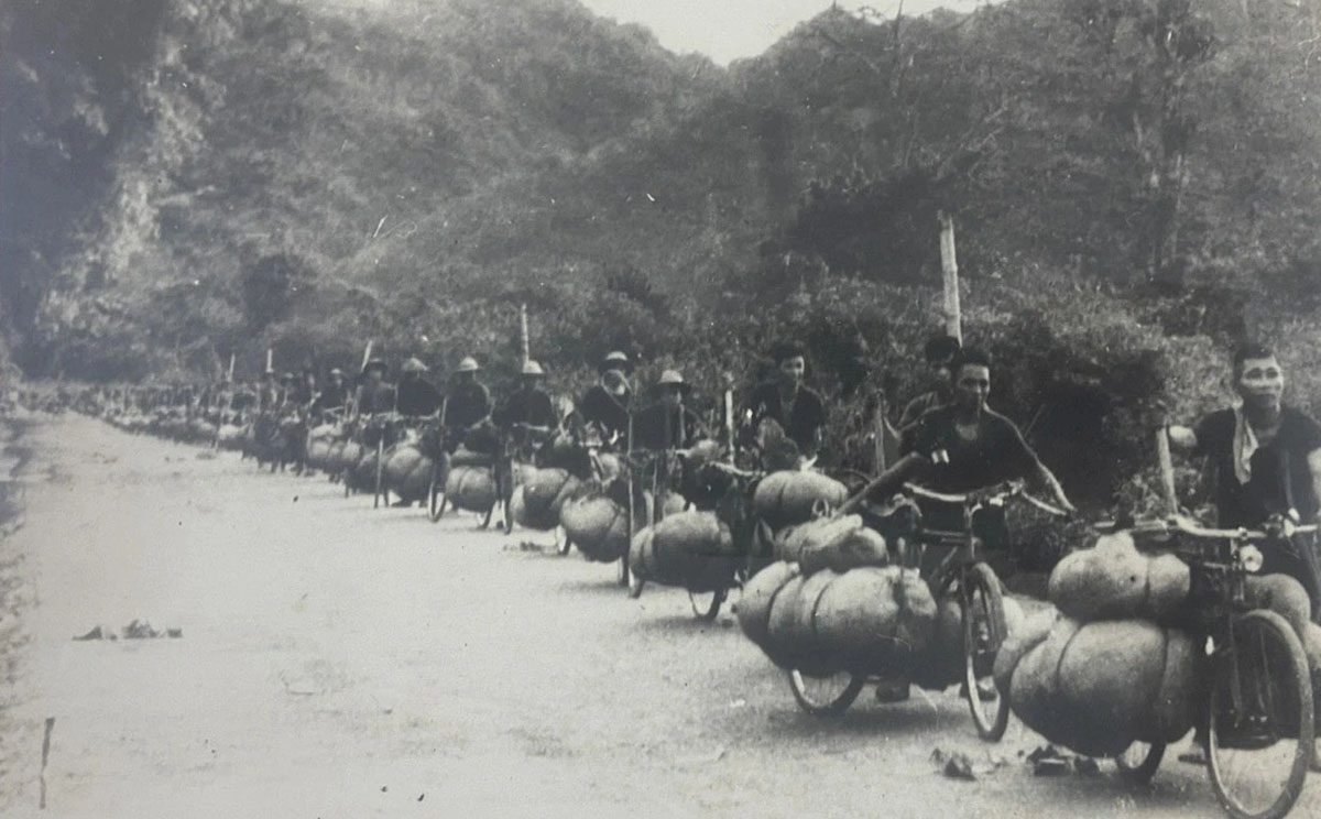 Các chiến sĩ vận chuyển vũ khí, lương thực chuẩn bị cho chiến dịch Điện Biên Phủ