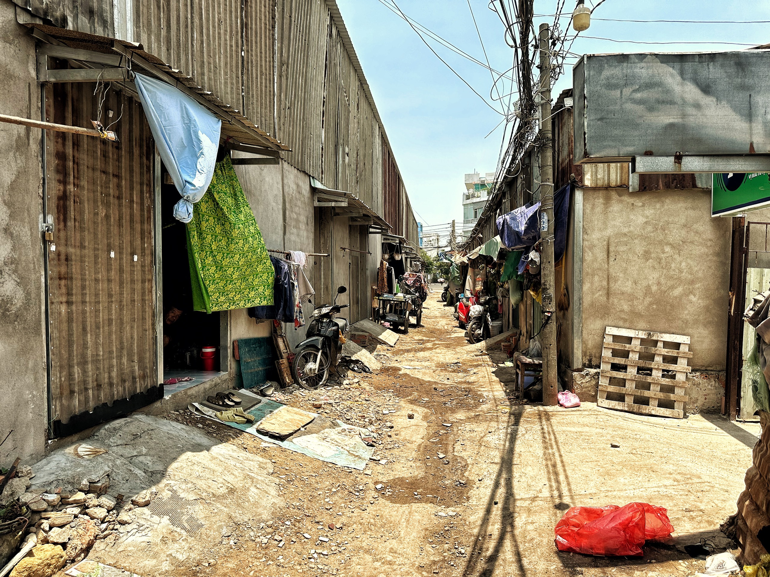 Giữa trưa ngoài trời nắng chang chang, người dân trọ ở xóm hành tỏi (Q.6) ở trong nhà, bật quạt liên tục để xua cơn nóng