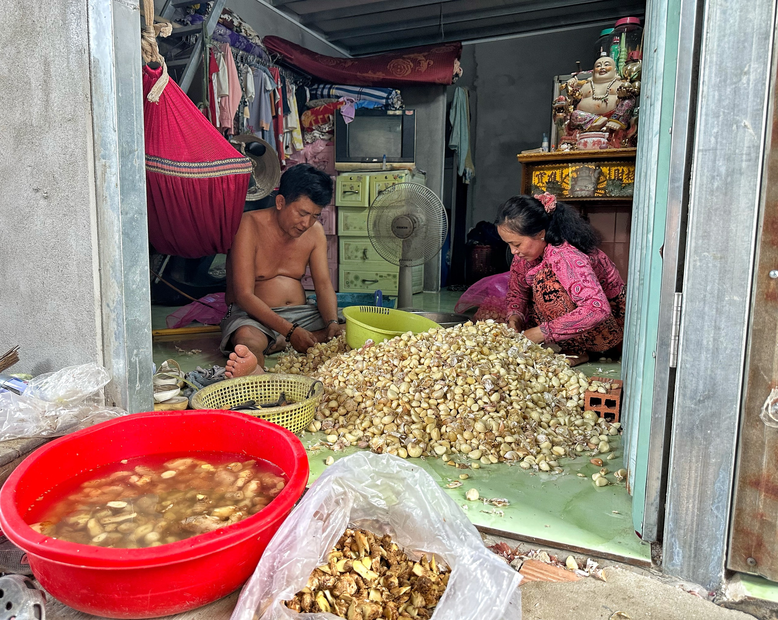 Xóm hành tỏi TP.HCM giữa nắng nóng đỉnh điểm: Lã chã mồ hôi, nước mắt dù mở quạt 24/24- Ảnh 3.