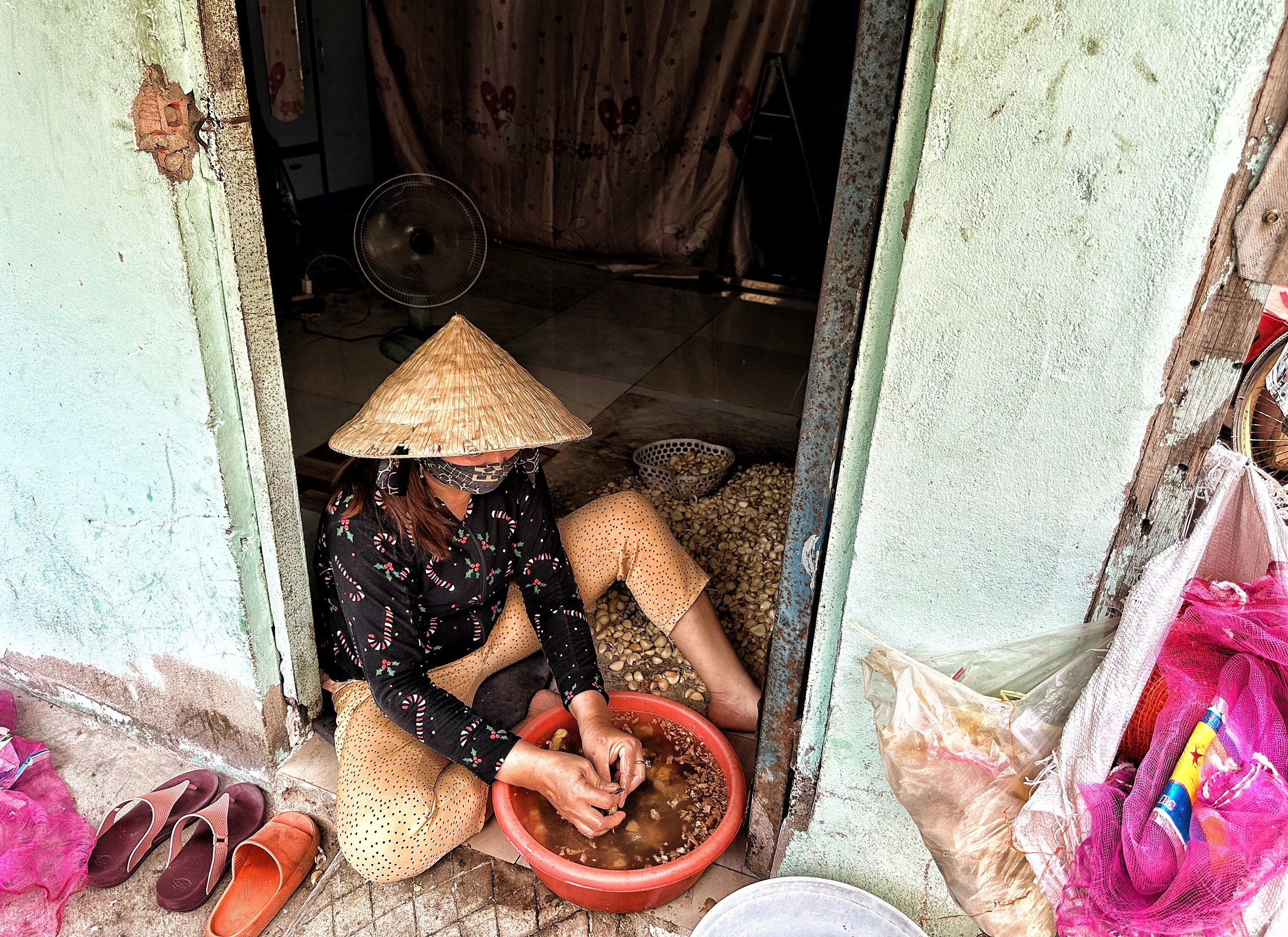 Chị Tuấn lên TP.HCM làm việc mấy chục năm nay. Chị nói mình quá ám ảnh trước thời tiết nắng nóng hầm hập những ngày này