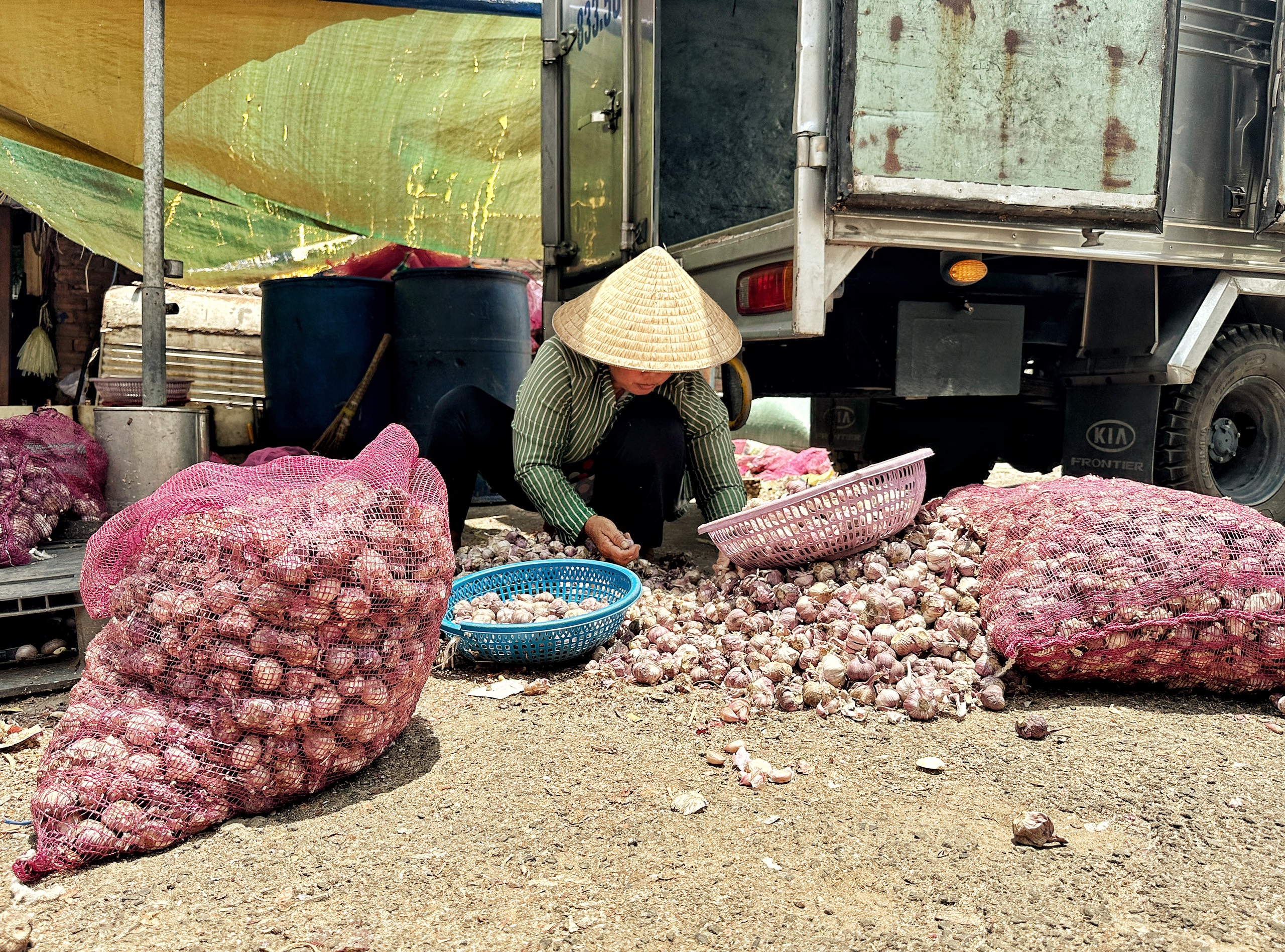 Xóm hành tỏi TP.HCM giữa nắng nóng đỉnh điểm: Lã chã mồ hôi, nước mắt dù mở quạt 24/24- Ảnh 4.