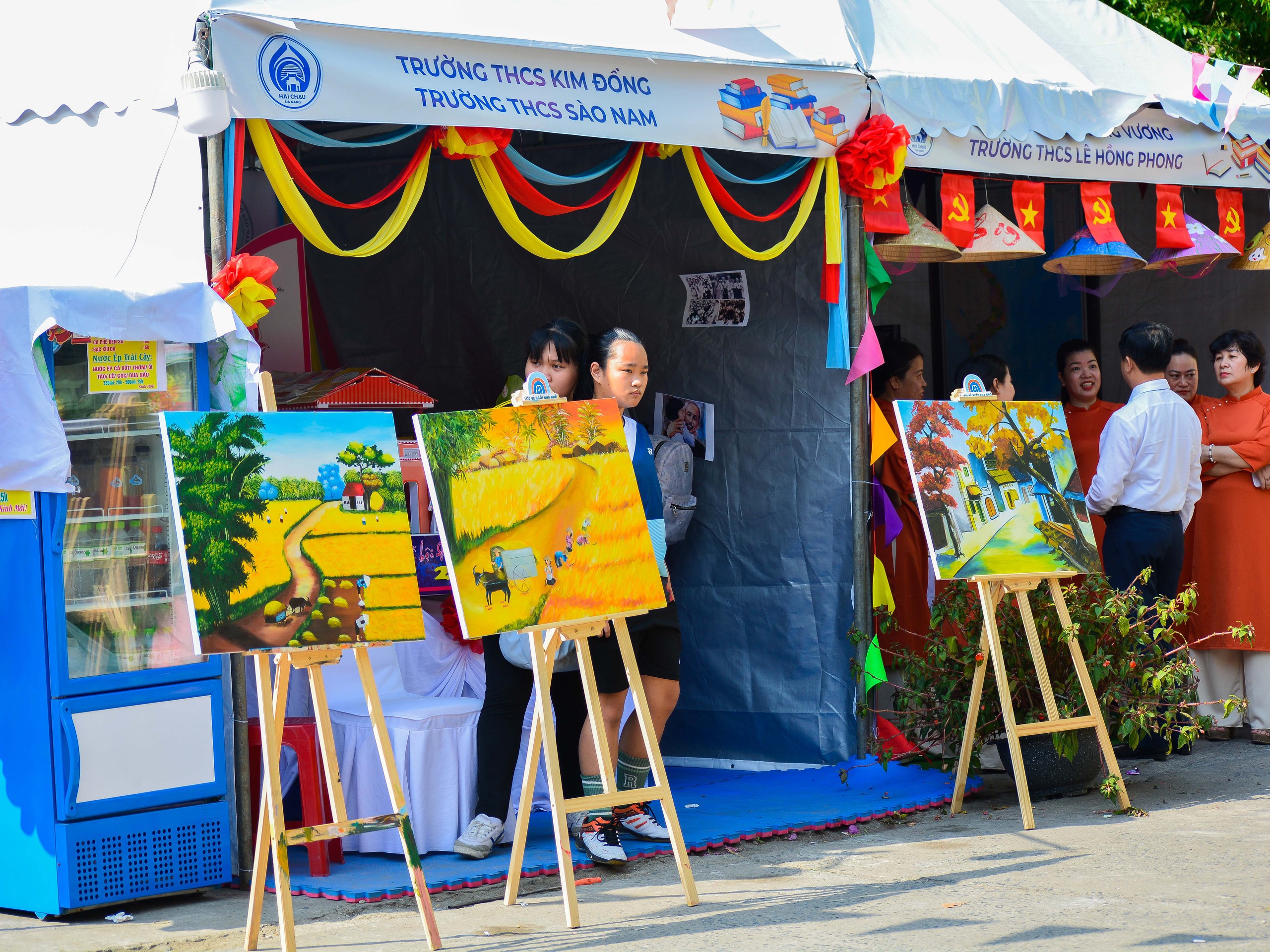 Không gian trưng bày sản phẩm trong hội thi vẽ tranh dân gian của các em học sinh trên địa bàn Q.Hải Châu (TP.Đà Nẵng)