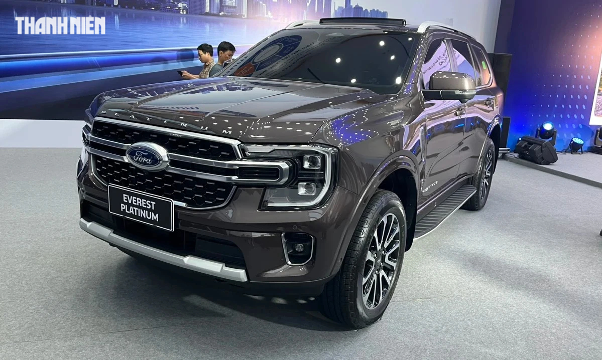 Ford Everest Platinum cũng được bổ sung thêm hàng loạt trang bị, tính năng so với các phiên bản từng phân phối tại Việt Nam