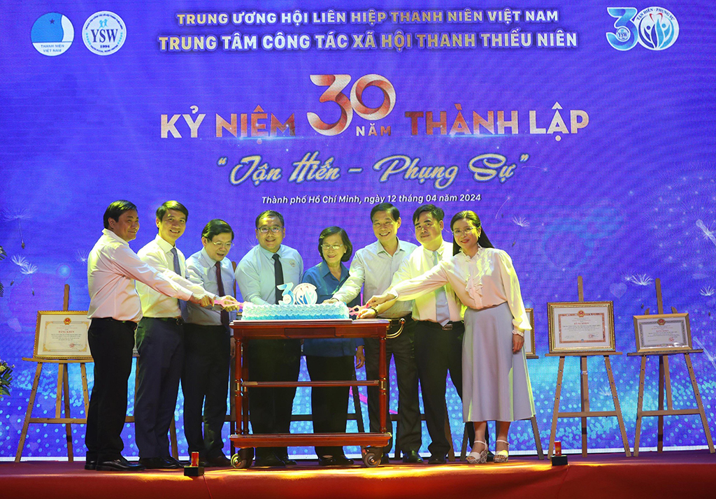 Các khách mời cắt bánh sinh nhật kỷ niệm 30 năm thành lập Trung tâm công tác xã hội thanh thiếu niên Việt Nam tối 12.4
