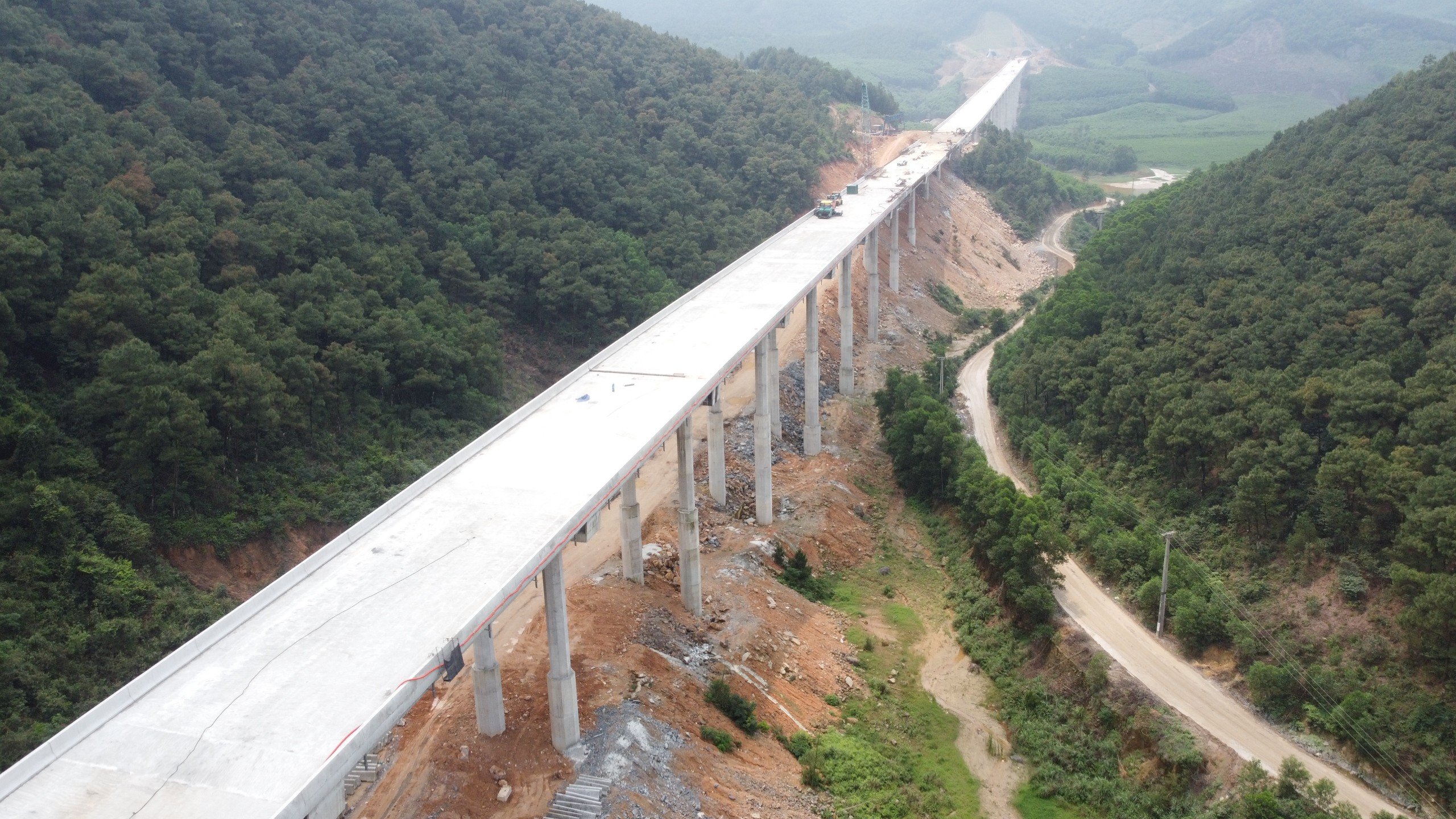 Cầu Xuân Dương 1 dài 880 m với 22 nhịp dầm Super T chạy giữa hai ngọn núi nhỏ