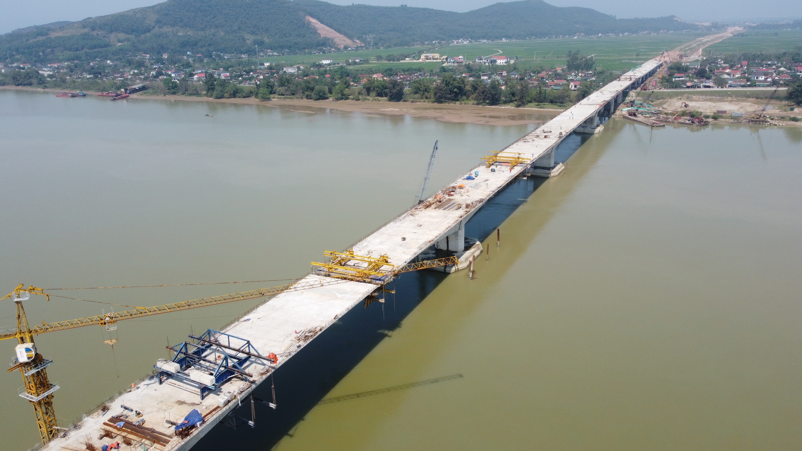 Cầu có chiều dài hơn 4 km, mặt cầu rộng 17 m với tổng giá trị dự toán hơn 1.200 tỉ đồng, do liên danh nhà thầu Công ty TNHH Đại Hiệp, Công ty CP đầu tư và xây dựng Thái Yên, Công ty TNHH Hòa Hiệp và Công ty CP Tập đoàn Cienco 4 thi công