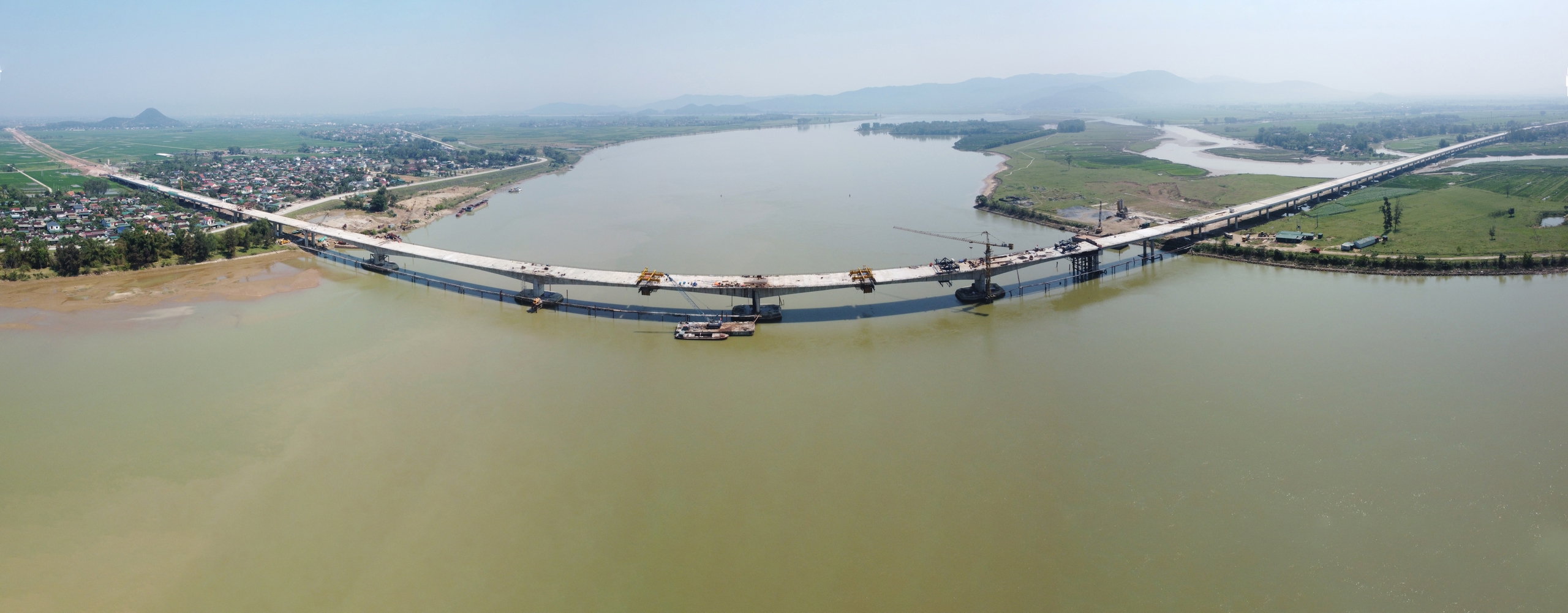 Trên dự án thành phần này có 31 cầu đường bộ (23 cầu dọc tuyến và 8 cầu vượt ngang). Trong đó, cầu Hưng Đức bắc qua sông Lam nối Nghệ An và Hà Tĩnh là cầu vượt sông dài nhất toàn cao tốc Bắc - Nam, đã hợp long hôm 16.3, dự kiến hoàn thành vào đầu tháng 5.
