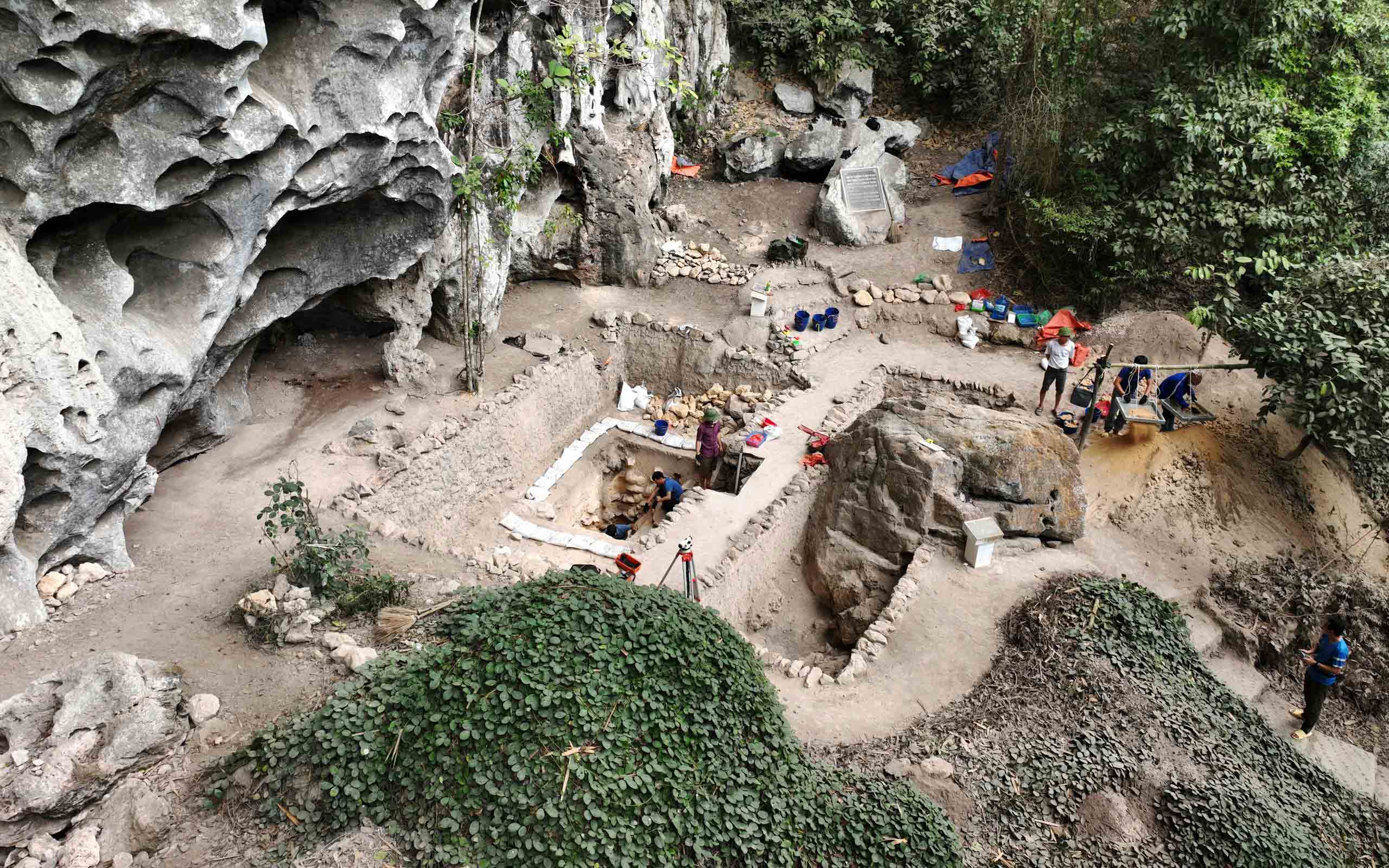 グオム岩陰遺跡は、ベトナム最古の考古学的地層を持つ遺跡である。