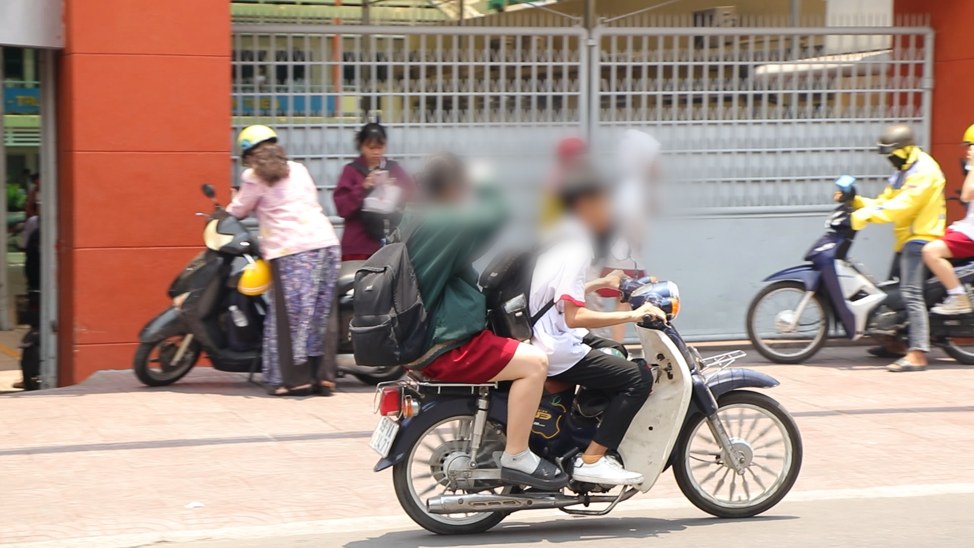 Học sinh một trường THPT ở quận Gò Vấp, TP.HCM lái xe máy mà không đội mũ bảo hiểm. Ảnh chụp vào trưa 12.4.2024.
