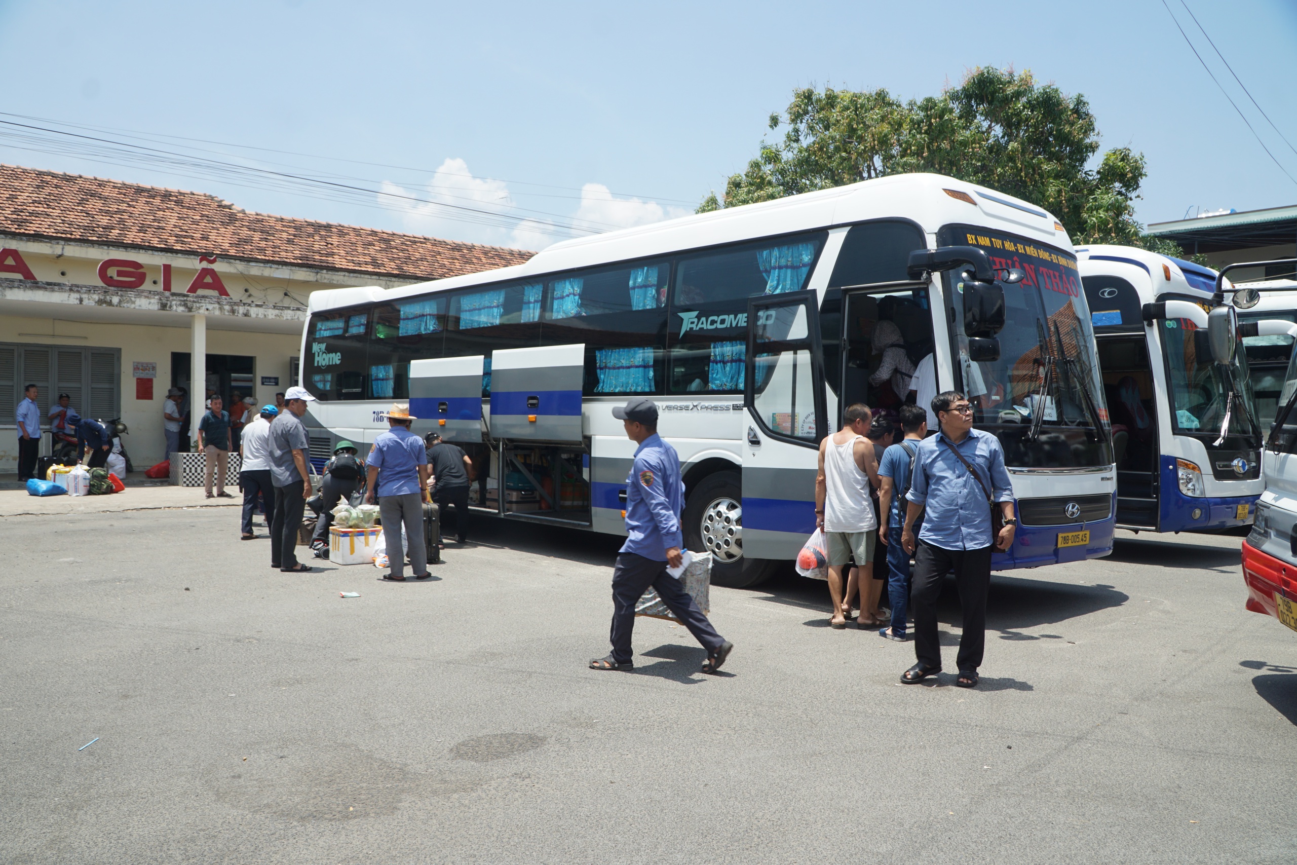 Ông Trần Văn Duy, Trưởng phòng chăm sóc khách hàng chi nhánh vận tải đường sắt Nha Trang, cho biết từ hôm qua đến nay đã chuyển được 12 đoàn, ước 3.695 lượt hành khách. 