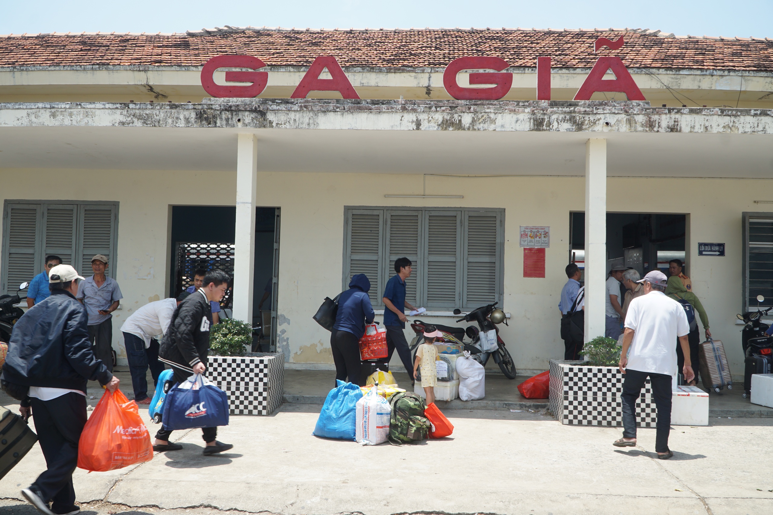 Công tác chuyển tải hành khách trên tàu bằng ô tô giữa ga Tuy Hòa (Phú Yên) với ga Giã, H.Vạn Ninh (Khánh Hòa) và ngược lại đang được thực hiện khẩn trương, đảm bảo hành khách được di chuyển sớm nhất