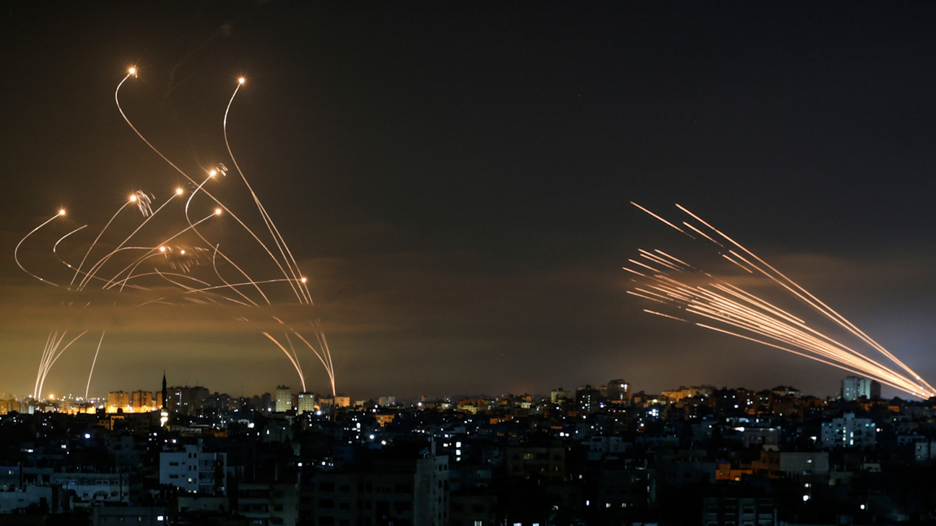 Hệ thống phòng thủ tên lửa Iron Dome của Israel đánh chặn tên lửa do Hamas bắn về phía nam Israel
