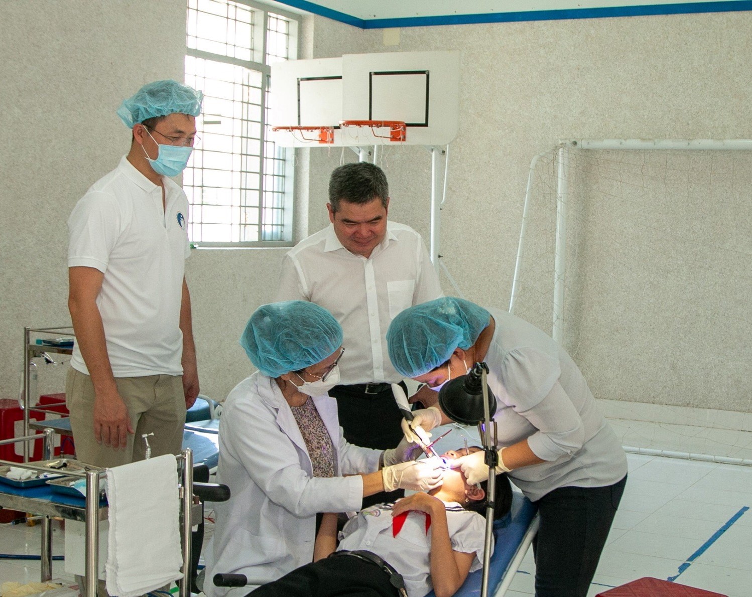 Triển khai phòng ngừa sâu răng cho học sinh tại TP.HCM- Ảnh 1. Một ca khám chữa răng cho học sinh trong chương trình chăm sóc răng ban đầu theo mô hình trường - trạm, do Bệnh viện Răng hàm mặt T.Ư TP.HCM triển khai tại Bến Tre