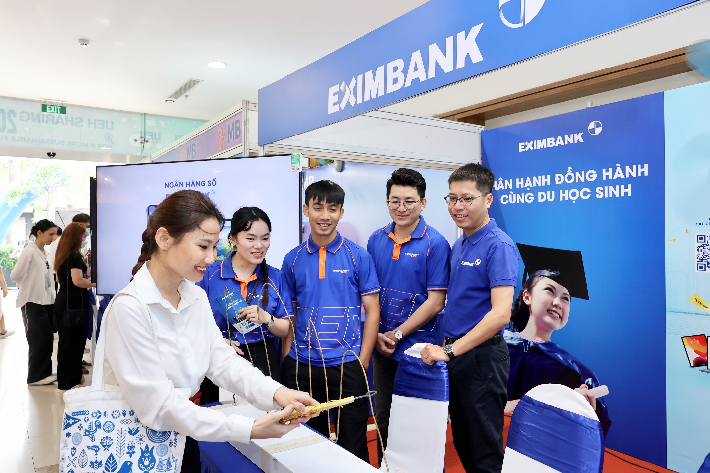 Eximbank tài trợ học bổng trị giá 300 triệu đồng cho Đại học Kinh tế TP.HCM- Ảnh 2.