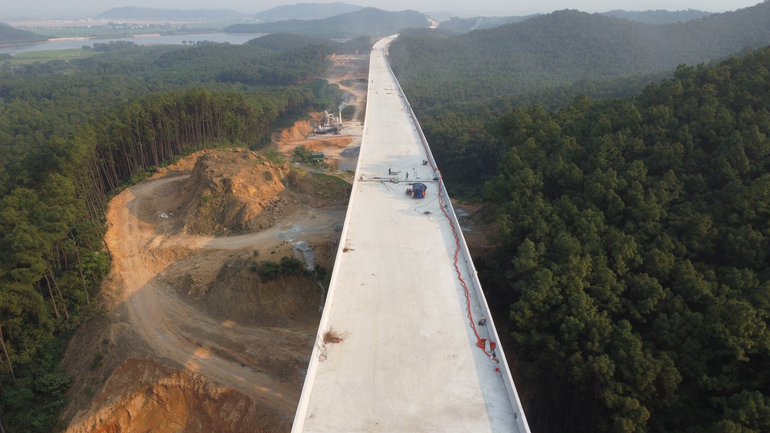 Cầu Thần Vũ 2 nối liền Thần Vũ 1, gồm 31 trụ, trụ cao nhất gần 50 m, thi công từ đầu năm 2022. Cầu nằm ở vị trí núi rừng núi hiểm trở nên nên tiến độ thi công chậm hơn so với các công trình khác trên tuyến.