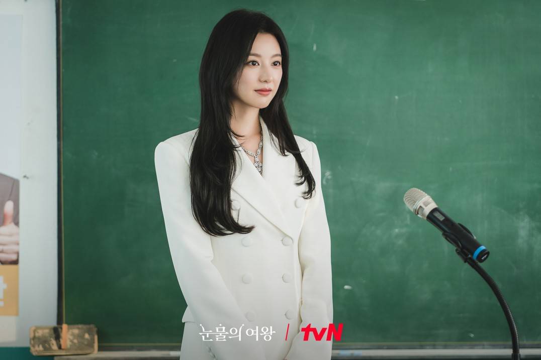 Cảnh Hong Hae In bị lạc ở quê nhà chồng lấy đi nước mắt nhiều khán giả. Trong phân đoạn này, cô mặc bộ vest trắng của hãng AvouAvou nội địa Hàn Quốc phối cùng vòng cổ Bvlgari