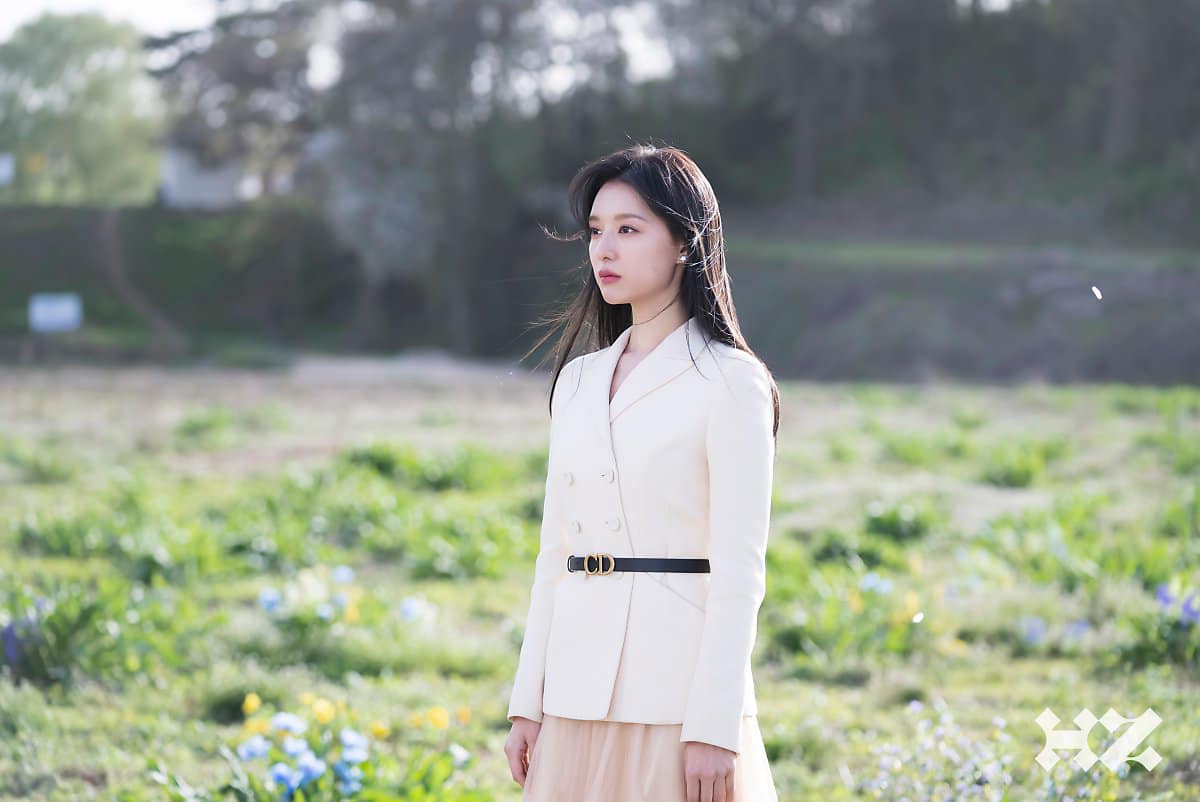 Điển hình như ngay trong cảnh Hong Hae In đi trực thăng đáp xuống quê của Baek Hyun Woo (Kim Soo Hyun) ở tập 1, cô xuất hiện với áo trắng lung linh của Dior giá 4.600 USD (115 triệu đồng) phối với chân váy bồng bềnh