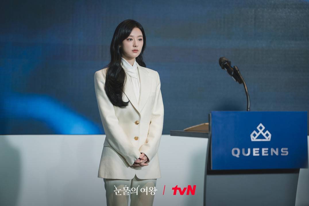 Cuối tập 10 Nữ hoàng nước mắt, Hong Hae In xuất hiện với set đồ trắng Chloé giá 4.880 USD khi quyết định màn phản công Yoon Eun Sung (Park Sung Hoon)