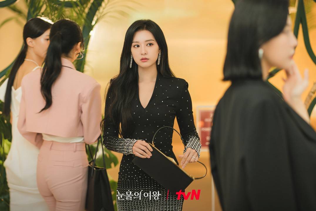 Kim Ji Won khéo khoe vóc dáng quyến rũ trong chiếc váy ngắn có thiết kế bó sát, cổ xẻ chữ V cùng phần đính pha lê của hãng Balmain. Bộ váy trị giá 4.690 USD (117 triệu đồng)