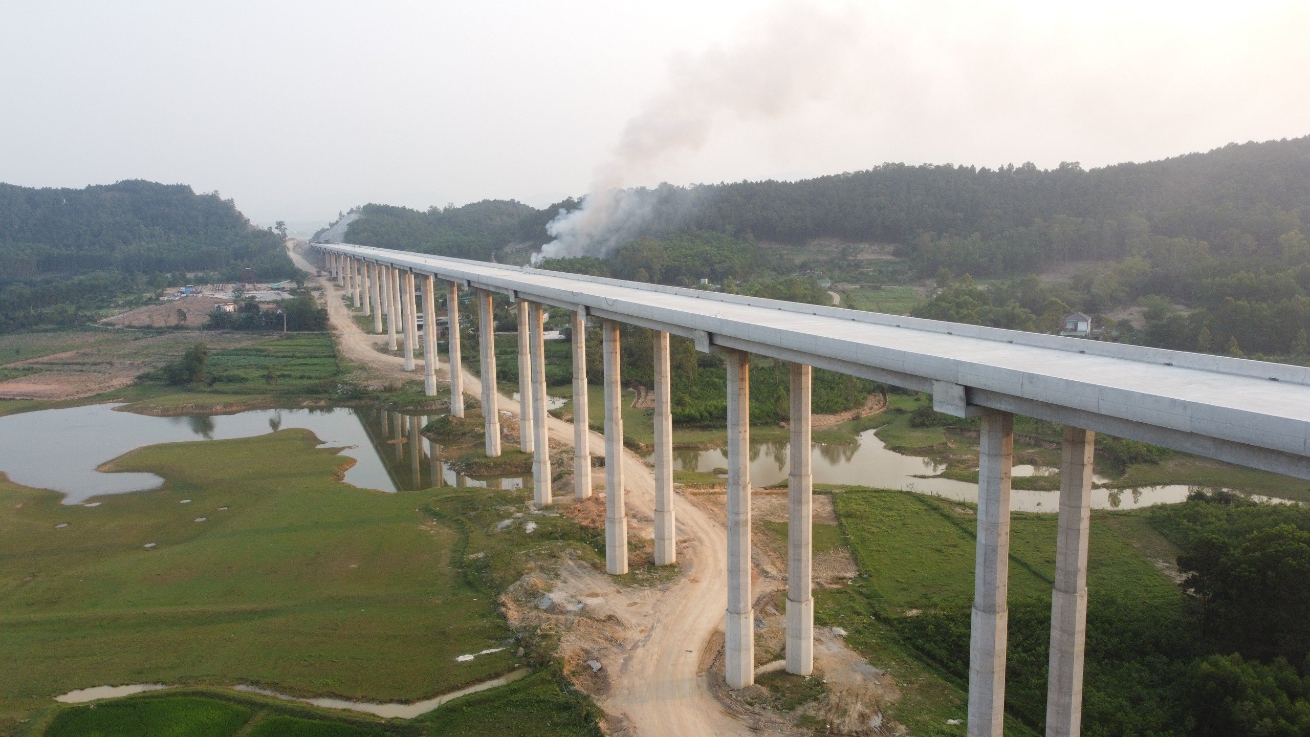 Cách Thần Vũ 2 khoảng 200 m là cầu Ồ Ồ. Cầu cầu này bắc qua hồ nước và rừng thông ở xã Nghi Đồng, H.Nghi Lộc. Cầu dài 880 m, rộng 17,5 m với 22 nhịp, 154 nhịp dầm Super T. Hiện khối lượng công trình đạt khoảng hơn 95 %.