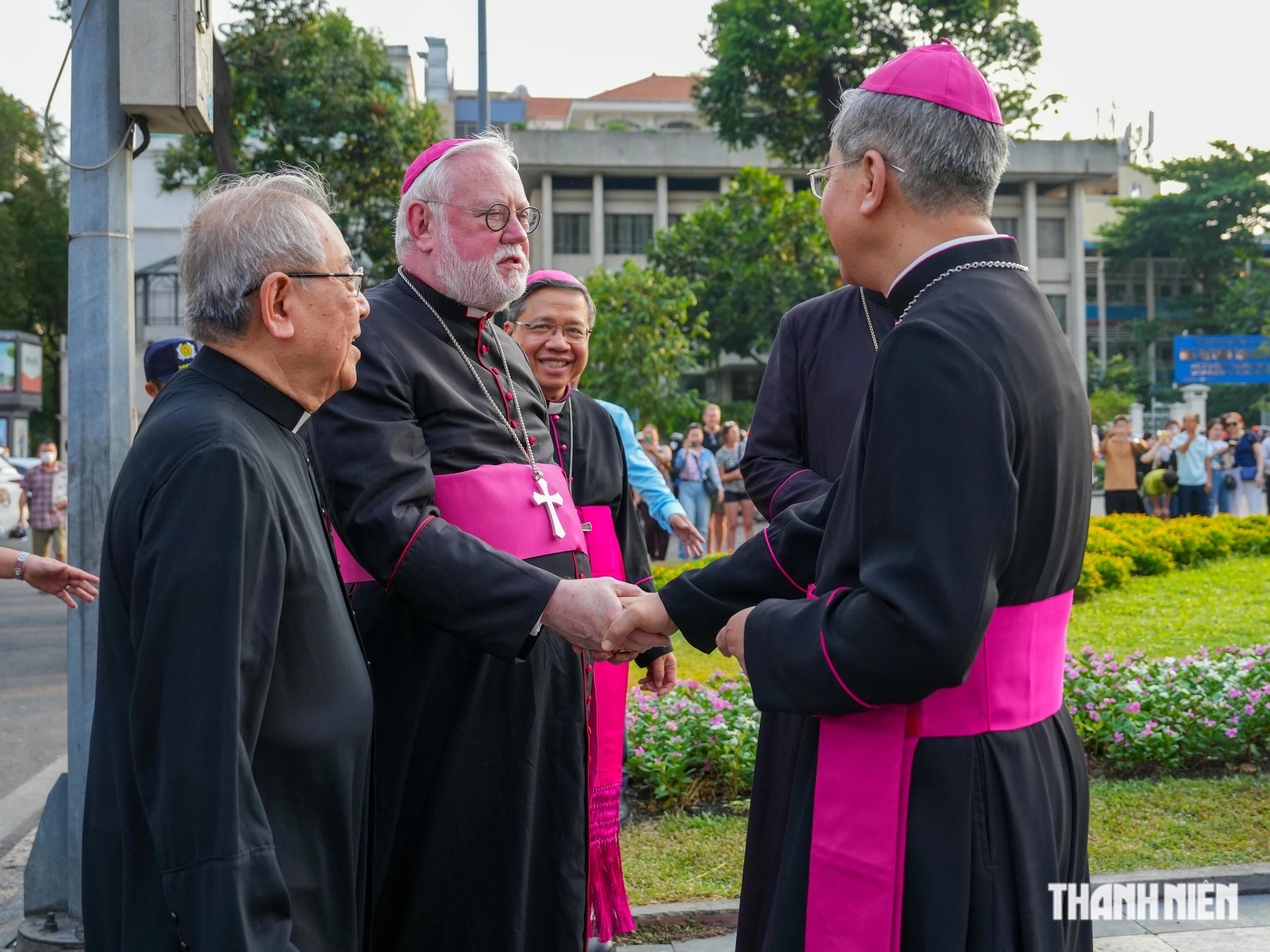 Sau khi thăm viếng các giáo phận Hà Nội và Huế, Tổng giám mục Paul Richard Gallagher đến thăm Tổng giáo phận TP.HCM. Đây là lần đầu tiên một bộ trưởng Ngoại giao của Tòa Thánh đến Việt Nam