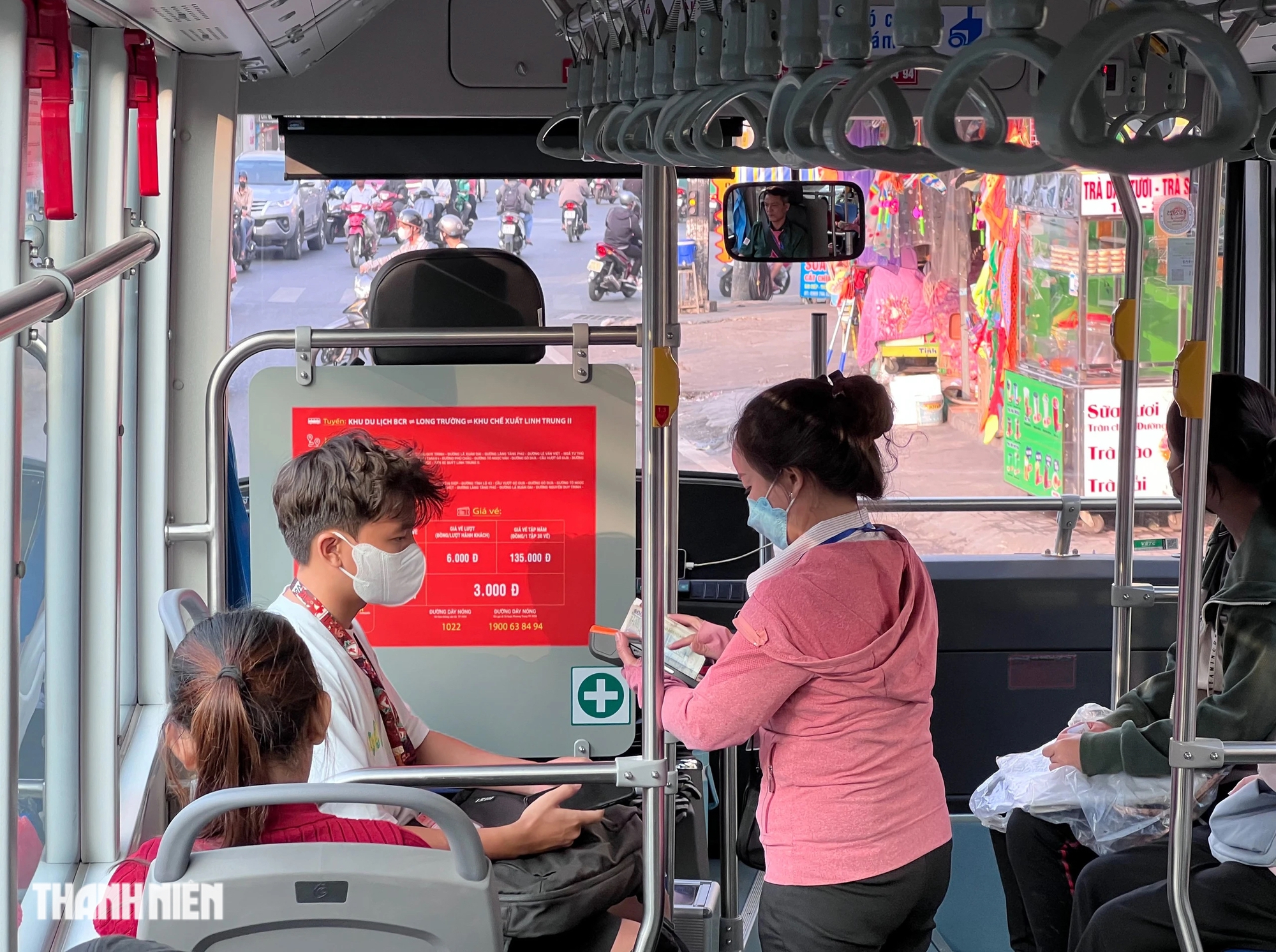 Ngồi xe buýt giúp hành khách bớt nhọc nhằn hơn thay vì chạy xe máy trên đường giữa trưa nắng.