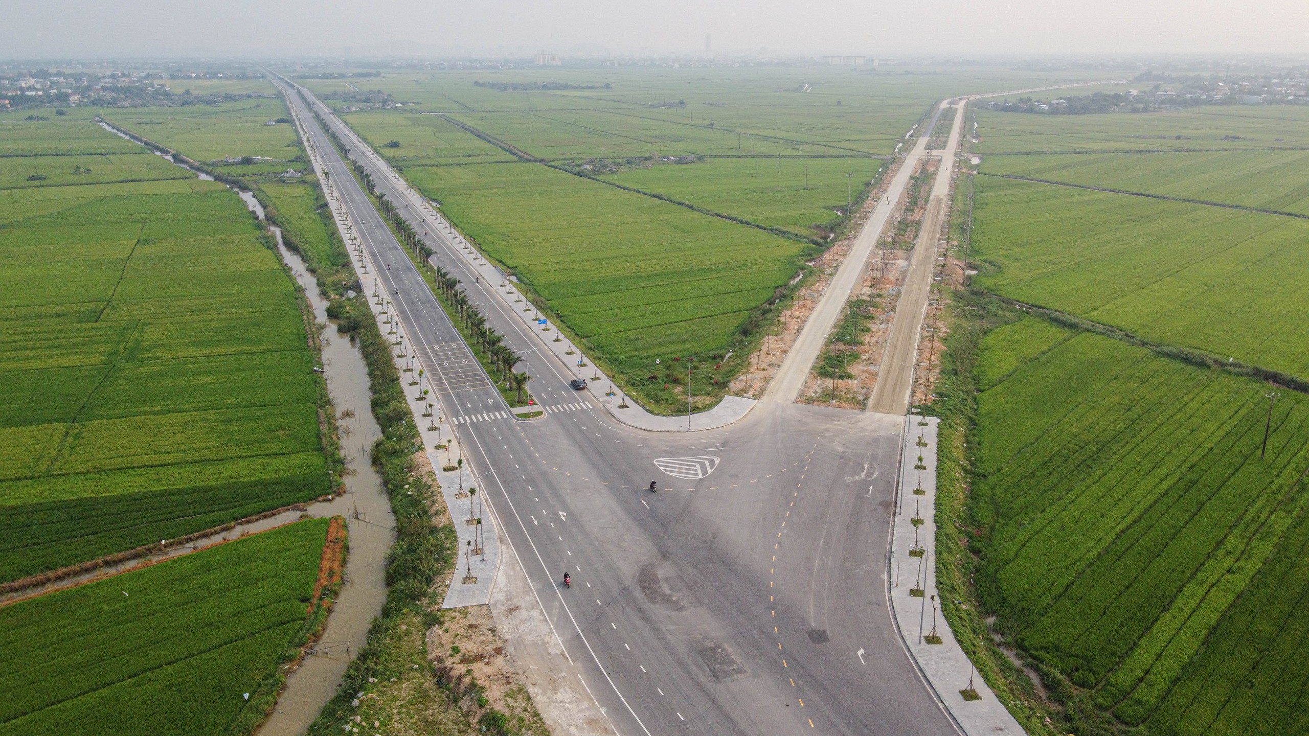 Điểm cuối của tuyến giao với QL49 và đường vào cầu Tam Giang