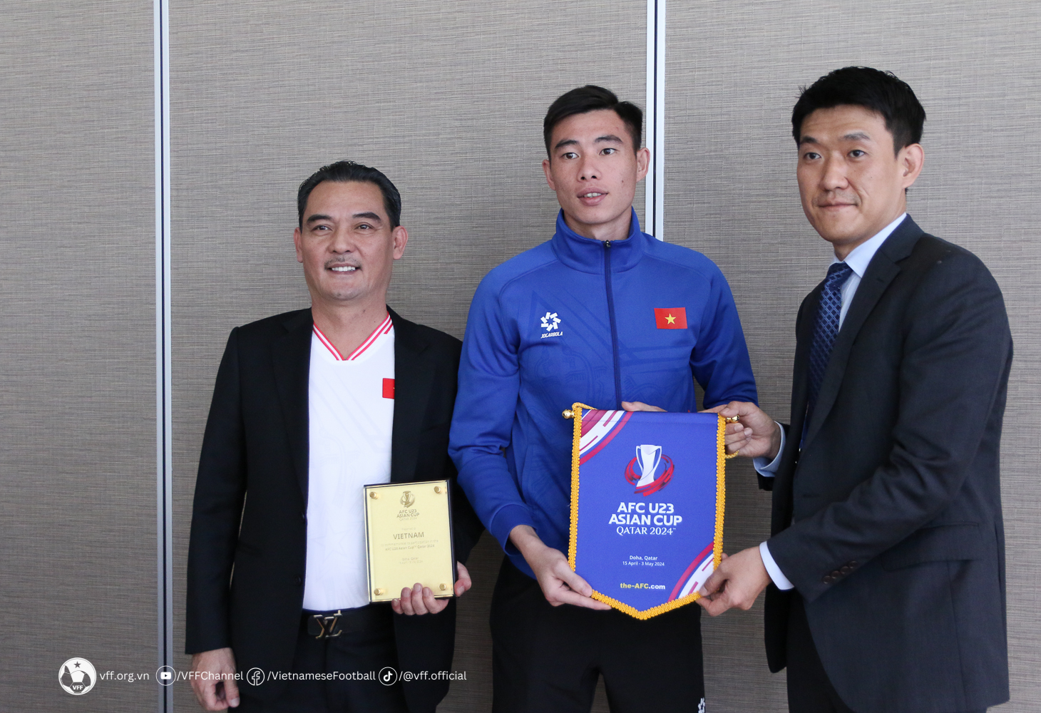 Trưởng đoàn Nguyễn Quốc Hội (bìa trái) và thủ môn Quan Văn Chuẩn đại diện U.23 Việt Nam nhận kỷ niệm chương, cờ lưu niệm tham dự VCK U.23 châu Á 2024 của AFC