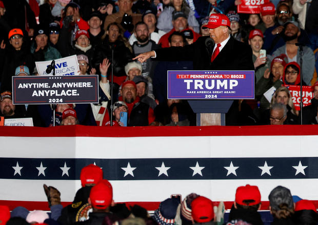 Ông Donald Trump kêu gọi Tổng thống Joe Biden tranh luận với mình, trong cuộc mít tinh ở Schnecksville (bang Pennsylvania) hôm 13.4