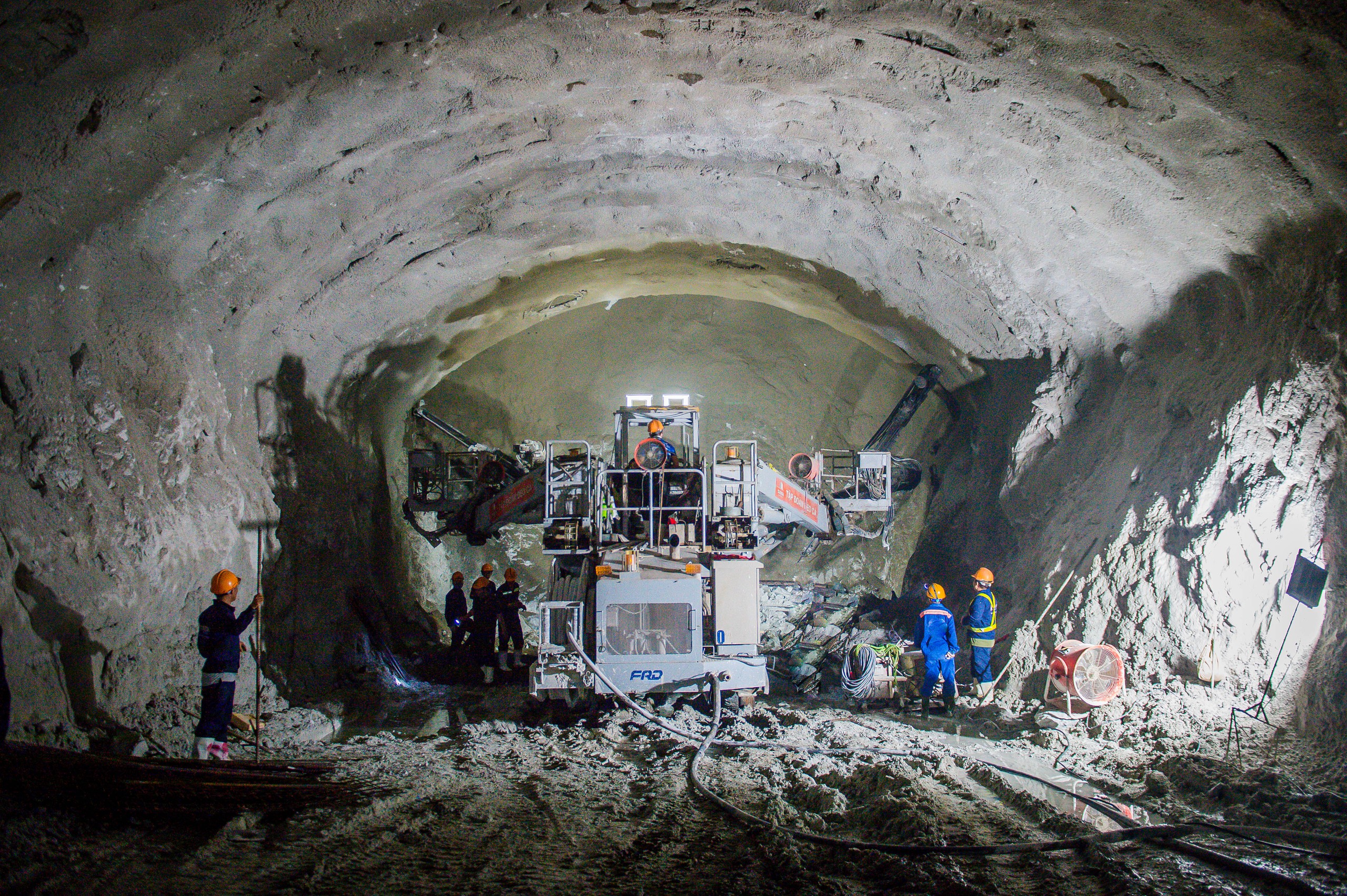 Hầm số 3 có địa chất phức tạp nên công tác thi công được nhà thầu triển khai rất thận trọng nhằm đảm bảo chất lượng, an toàn. Đến nay, ống hầm trái đạt 796/3.200m, ống hầm phải đạt gần 854/3.200m