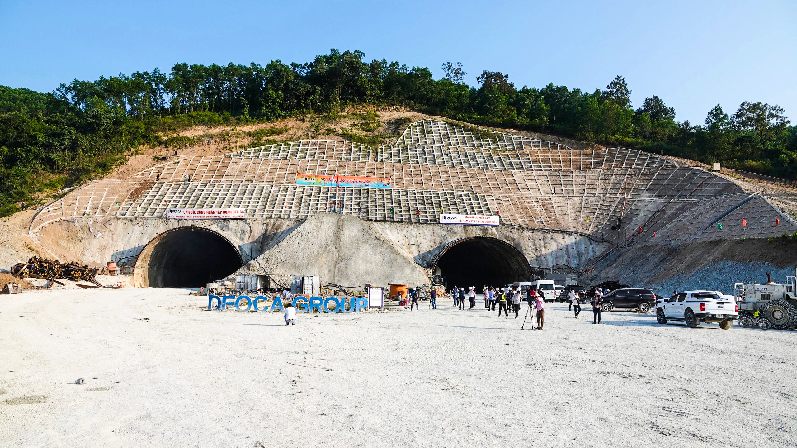 Trên tuyến cao tốc Quảng Ngãi - Hoài Nhơn có 3 hầm xuyên núi, gồm: hầm 1 dài 610m, hầm 2 dài 698m và hầm 3 dài 3.200m, cùng 77 cầu, 586 cống, 81 hầm chui dân sinh. Hầm số 3 là hầm xuyên núi lớn nhất trên tuyến cao tốc Bắc - Nam được xây mới, kết nối hai tỉnh Quảng Ngãi với Bình Định