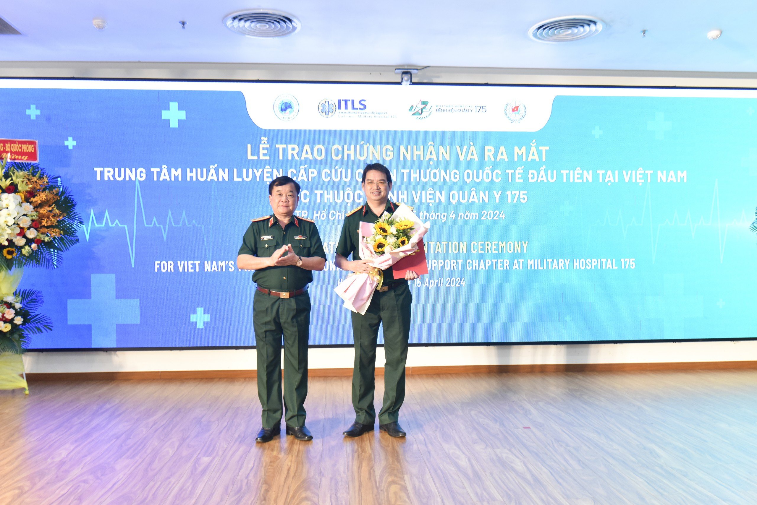 Thượng tướng Hoàng Xuân Chiến - Thứ trưởng Bộ Quốc phòng (bìa trái) - trao chứng nhận thành lập Trung tâm huấn luyện cấp cứu quốc tế đầu tiên tại Việt Nam.