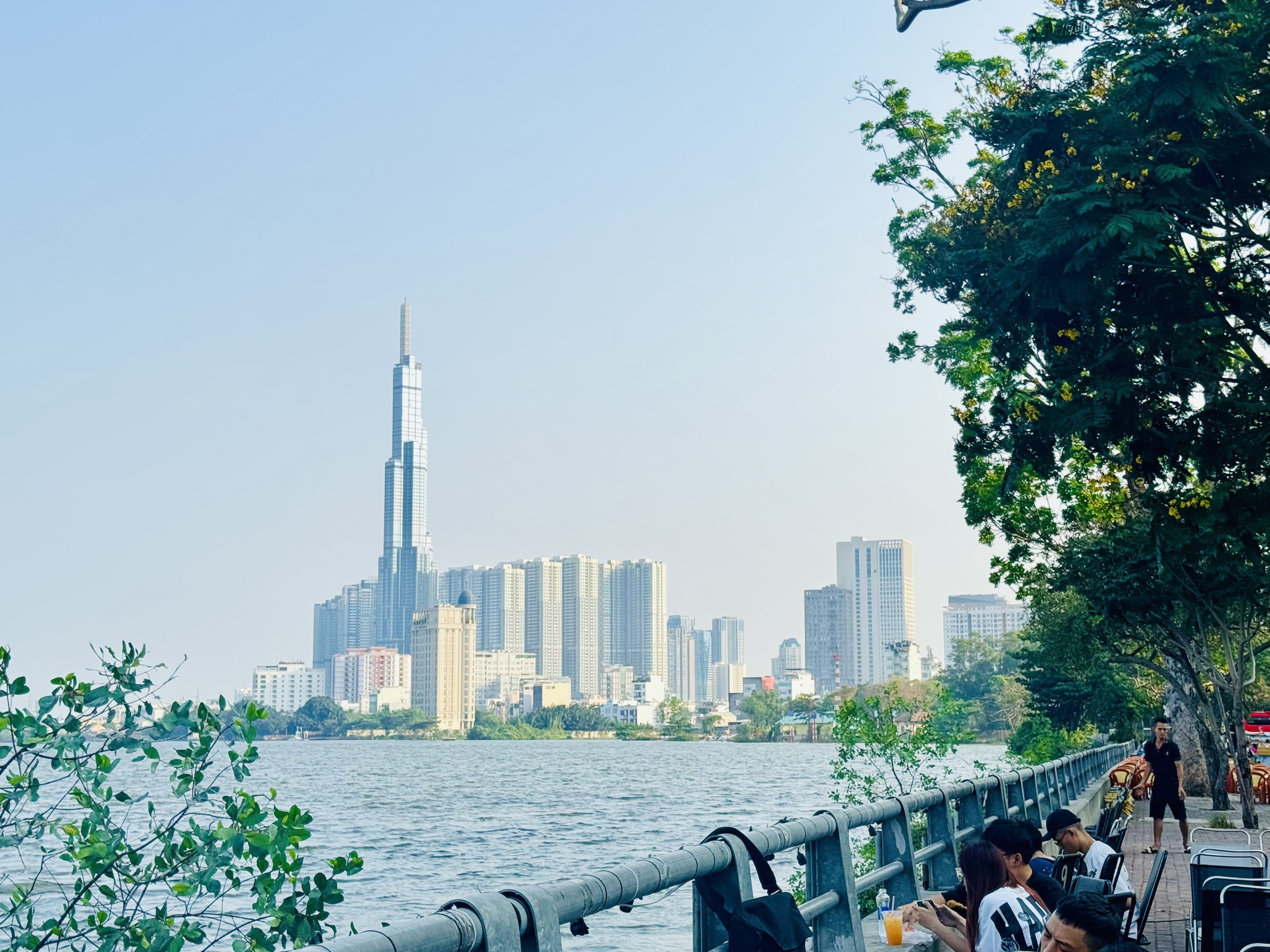 Người dân có thể ngắm trọn tòa Landmark 81 khi nhìn từ cư xá Thanh Đa