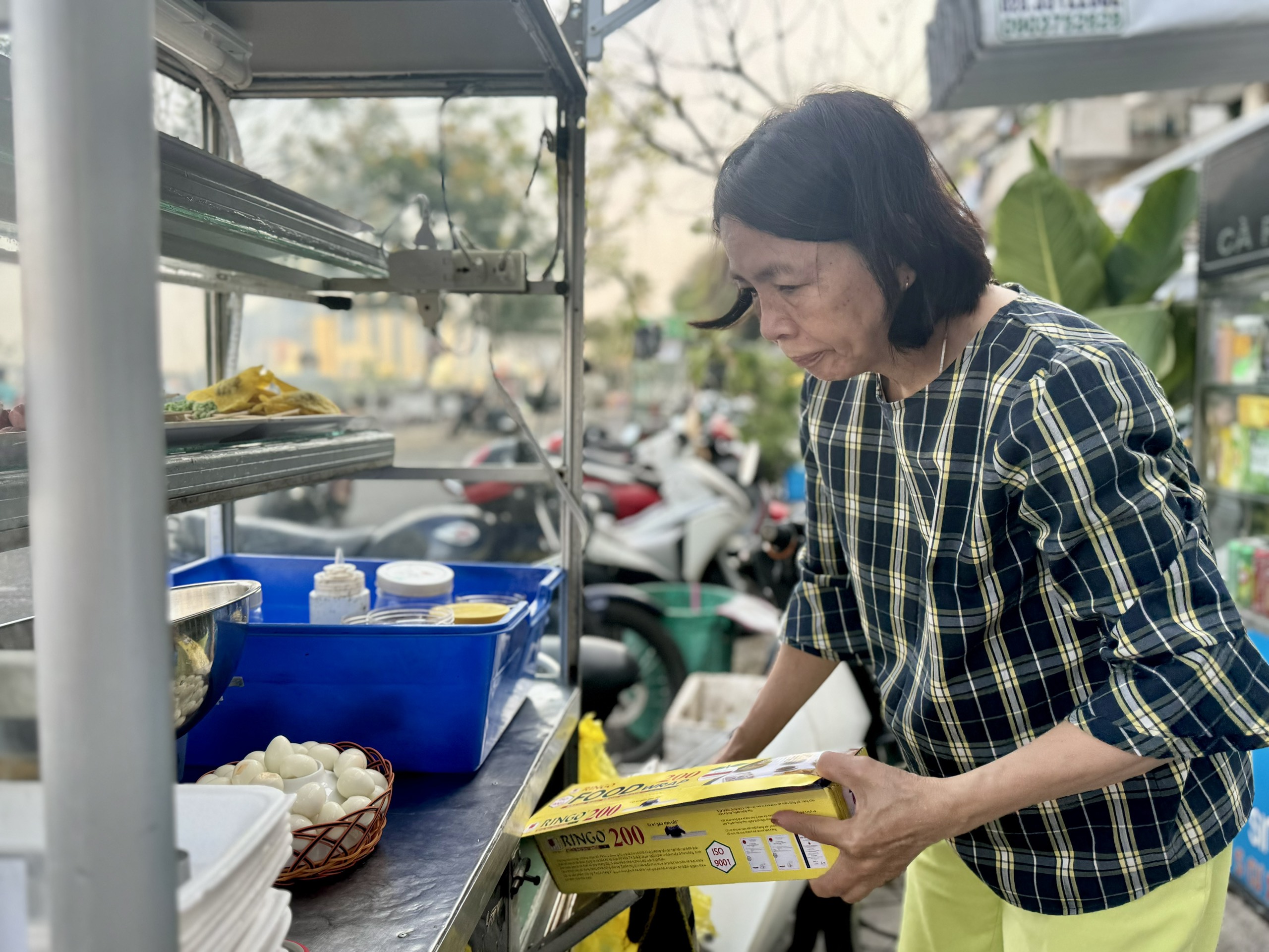 TP.HCM nắng nóng đổ lửa, nhưng có một nơi người dân vẫn thấy dễ chịu vì gió mát rượi- Ảnh 5.